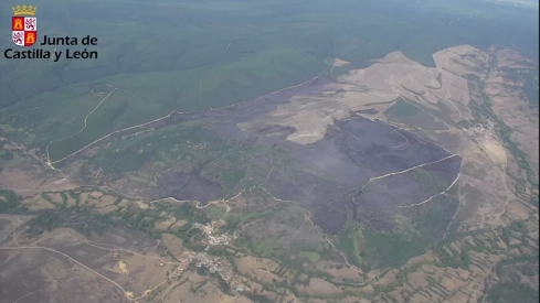 Incendio forestal originado por la caída de un rayo en la localidad leonesa de San Bartolomé de Rueda