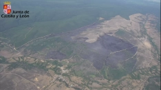 Incendio forestal originado por la caída de un rayo en la localidad leonesa de San Bartolomé de Rueda Incendio forestal originado por la caída de un rayo en la localidad leonesa de San Bartolomé de Rueda