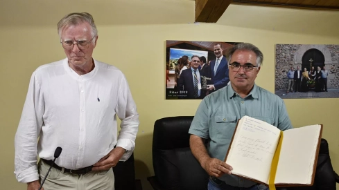 Peter Beale, productor de Star Wars, recibe del libro de honor y una réplica de la estatua de la Trucha en su visita a San Facundo