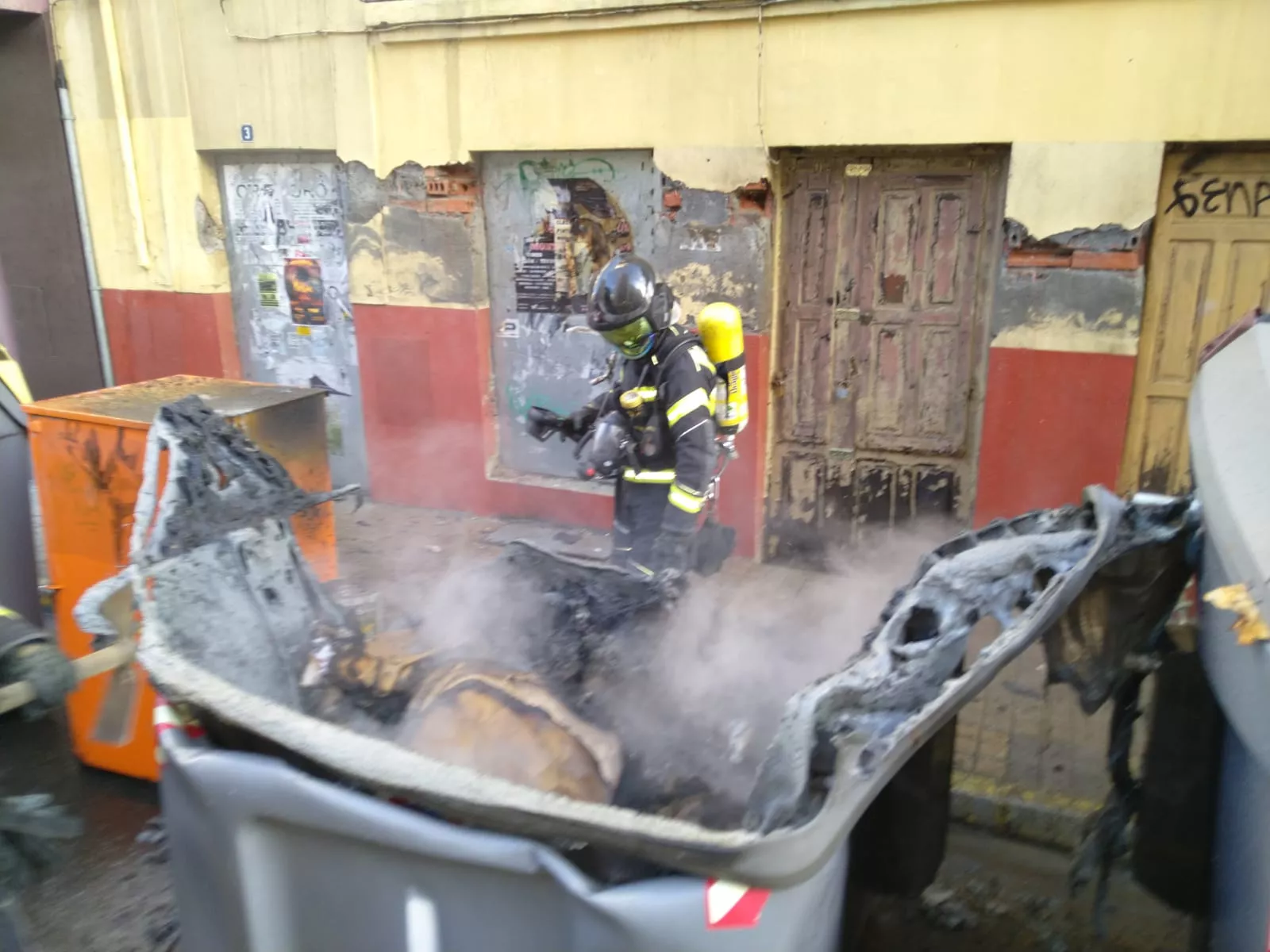 Los bomberos de Ponferrada sofocan el incendio de un contenedor frente ...