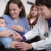 Vacunación en niños | Sacyl destina 2,9 millones para inmunizar a 13.000 niños frente a la bronquiolitis