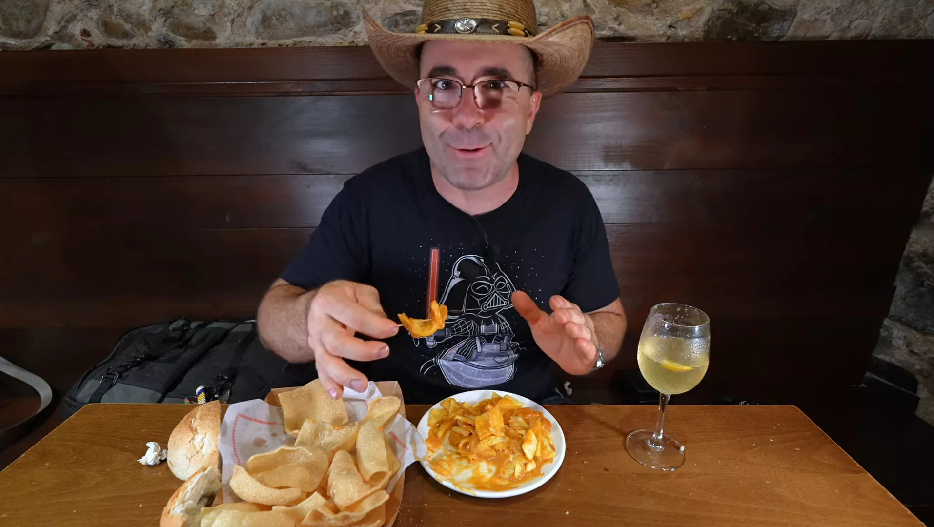 Sezar Blue visita Ponferrada y prueba las patatas de El Bodegón Sezar Blue visita Ponferrada y prueba las patatas de El Bodegón