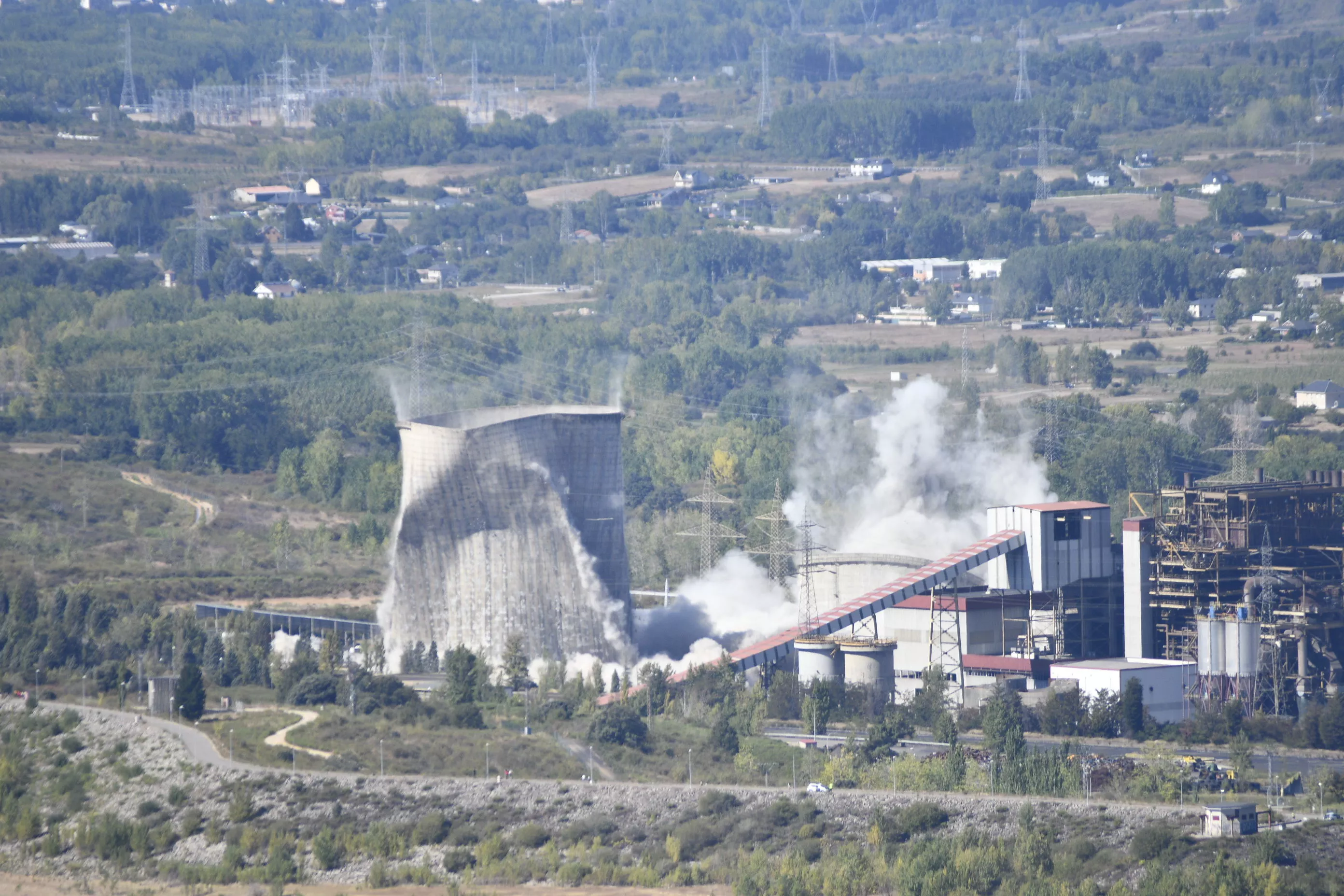 Voladura de las torres de Compostilla