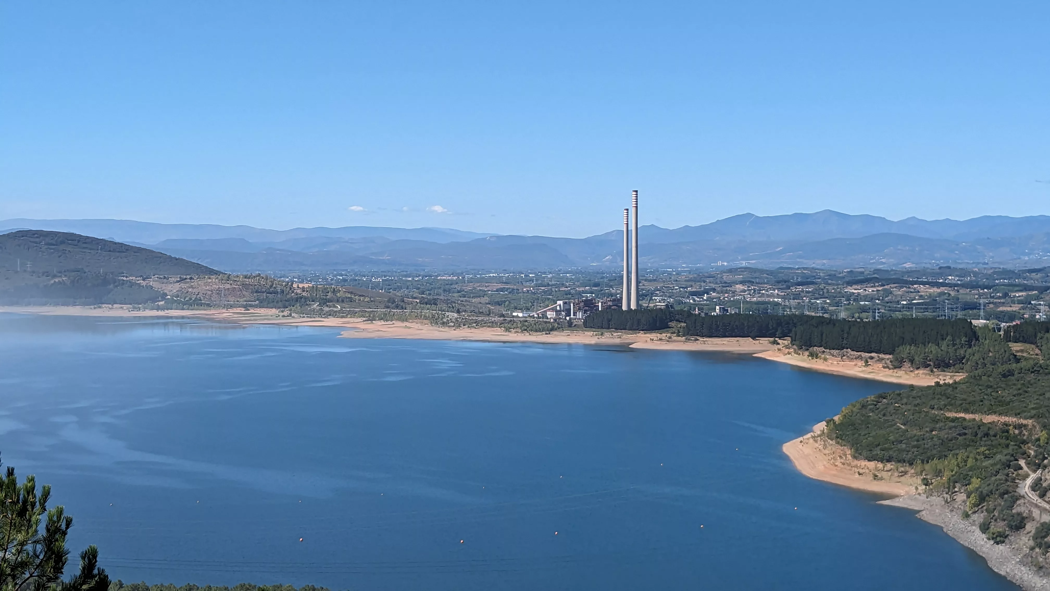 El pantano de Bárcena y la central de Compostilla tras la voladura