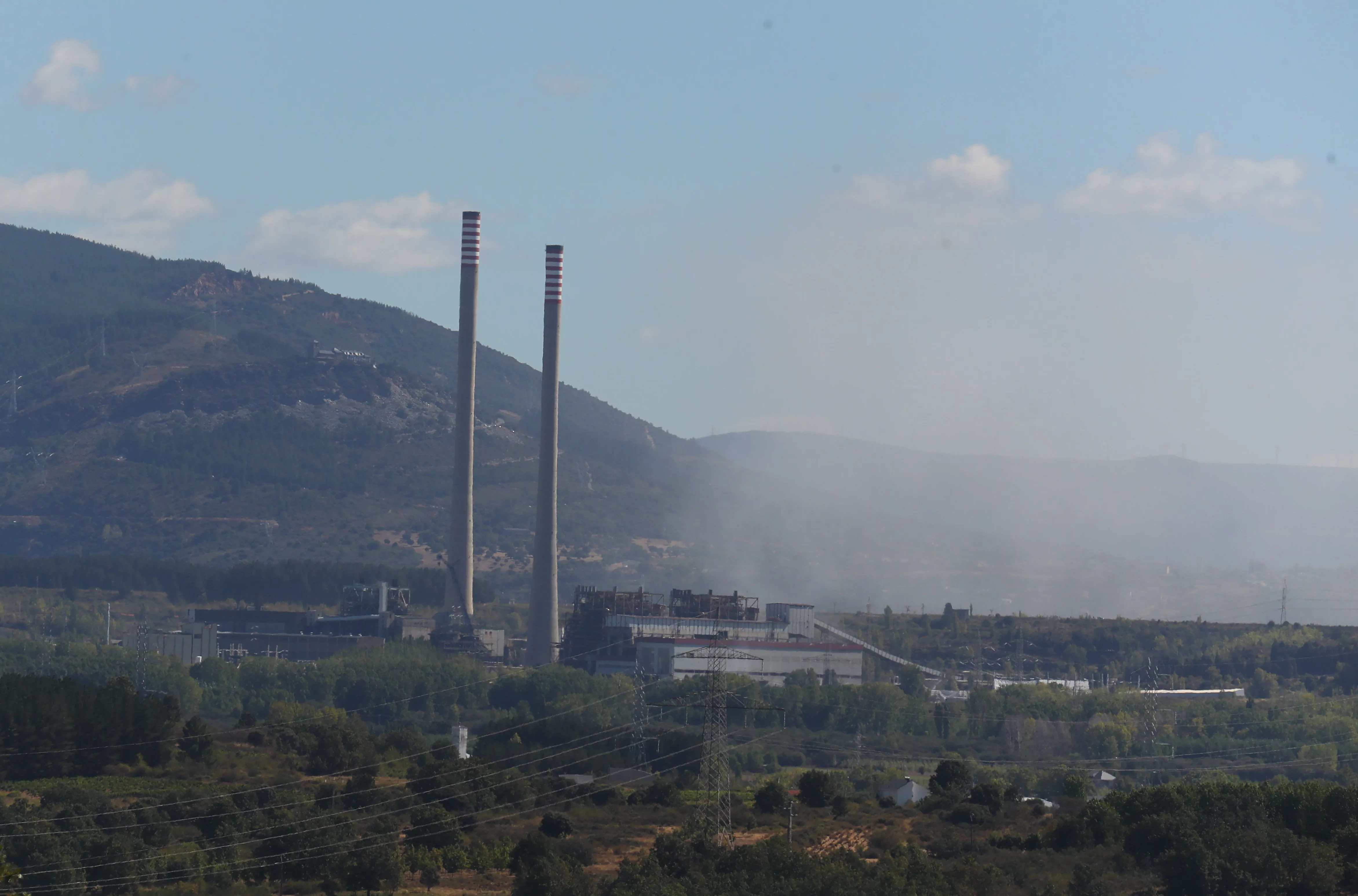 Derribo de las torres de la central de Compostilla II (2)