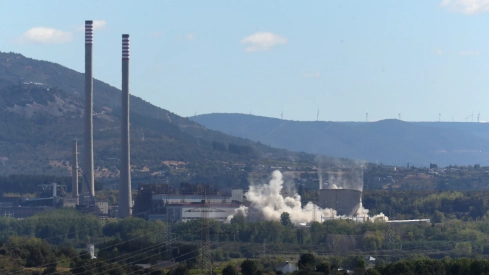 Derribo de las torres de la central de Compostilla II 