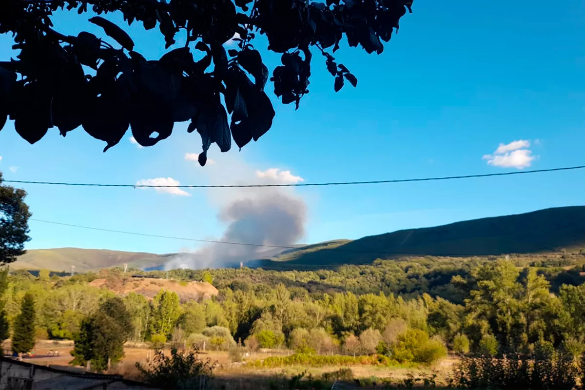 Medios aéreos y terrstres sofocan un incendio en Páramo del Sil