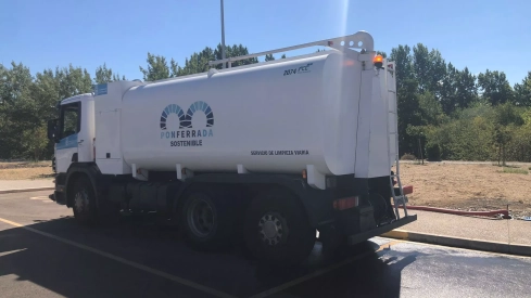 Camiones cuba para la limpieza de calles en Ponferrada