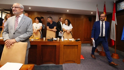 Archivo. El alcalde de Ponferrada, Marco Morala (D), junto al portavoz del grupo municipal socialista, Olegario Ramón (I), durante el pleno del Ayuntamiento de Ponferrada.