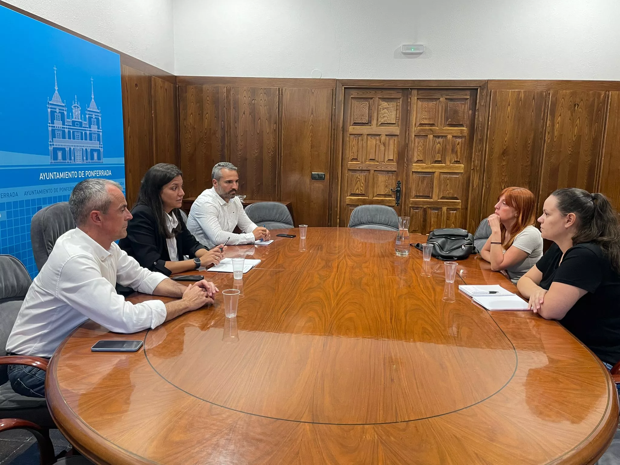 Reunión entre el equipo de gobierno de Ponferrada y el comité de empresa de Teleperformance por el ERE que la empresa va a aplicar