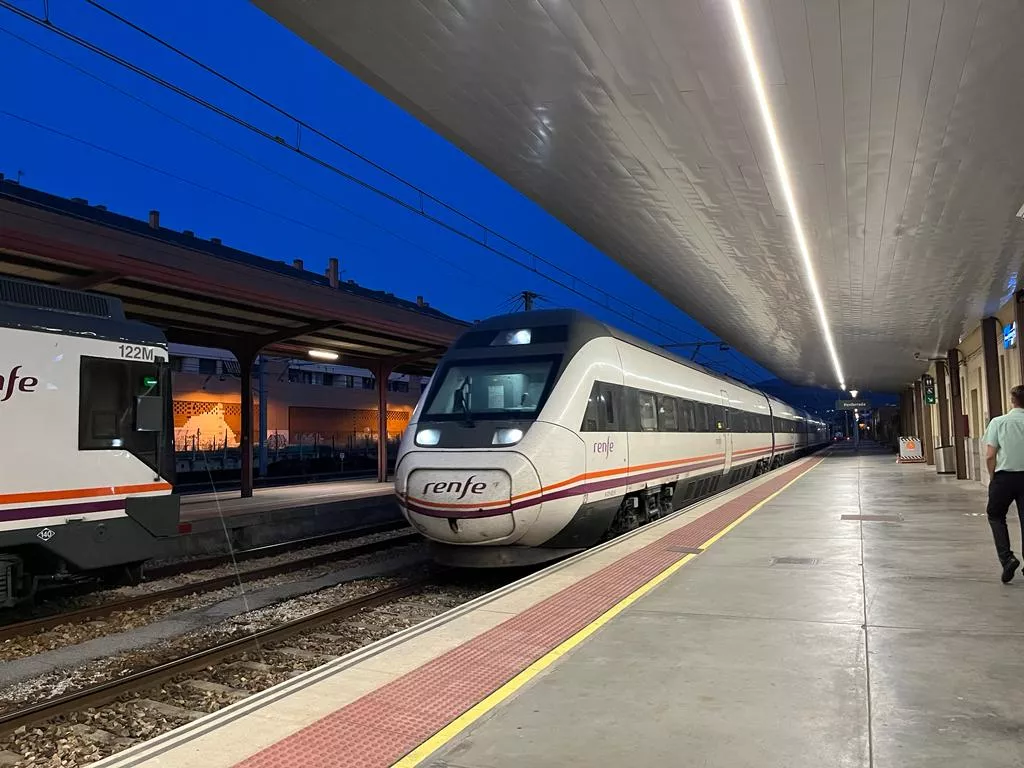 Foto: Tren llegando a la estación de Ponferrada |Renfe varía el horario del tren de Ponferrada con motivo de la ampliación de la estación de Madrid Chamartín-Clara Campoamor