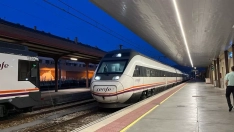 Detenido un grafitero por vandalizar y amenazar con un bate mientras realizaba pintadas en un vagón estacionado en Ponferrada Detenido un grafitero por vandalizar y amenazar con un bate mientras realizaba pintadas en un vagón estacionado en Ponferrada