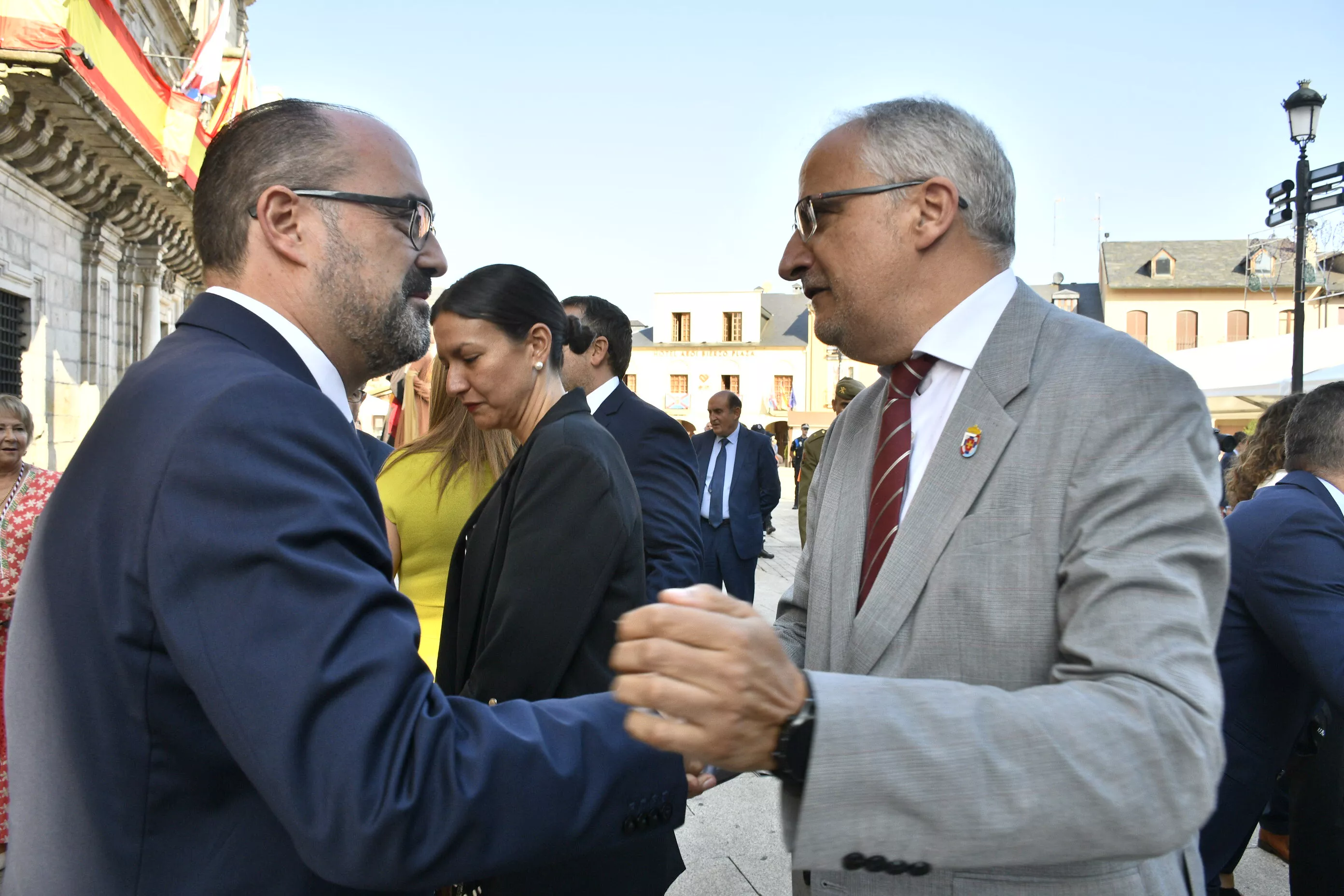 Acto institucional  y desfile tradicional en el Día del Bierzo y de La Encina