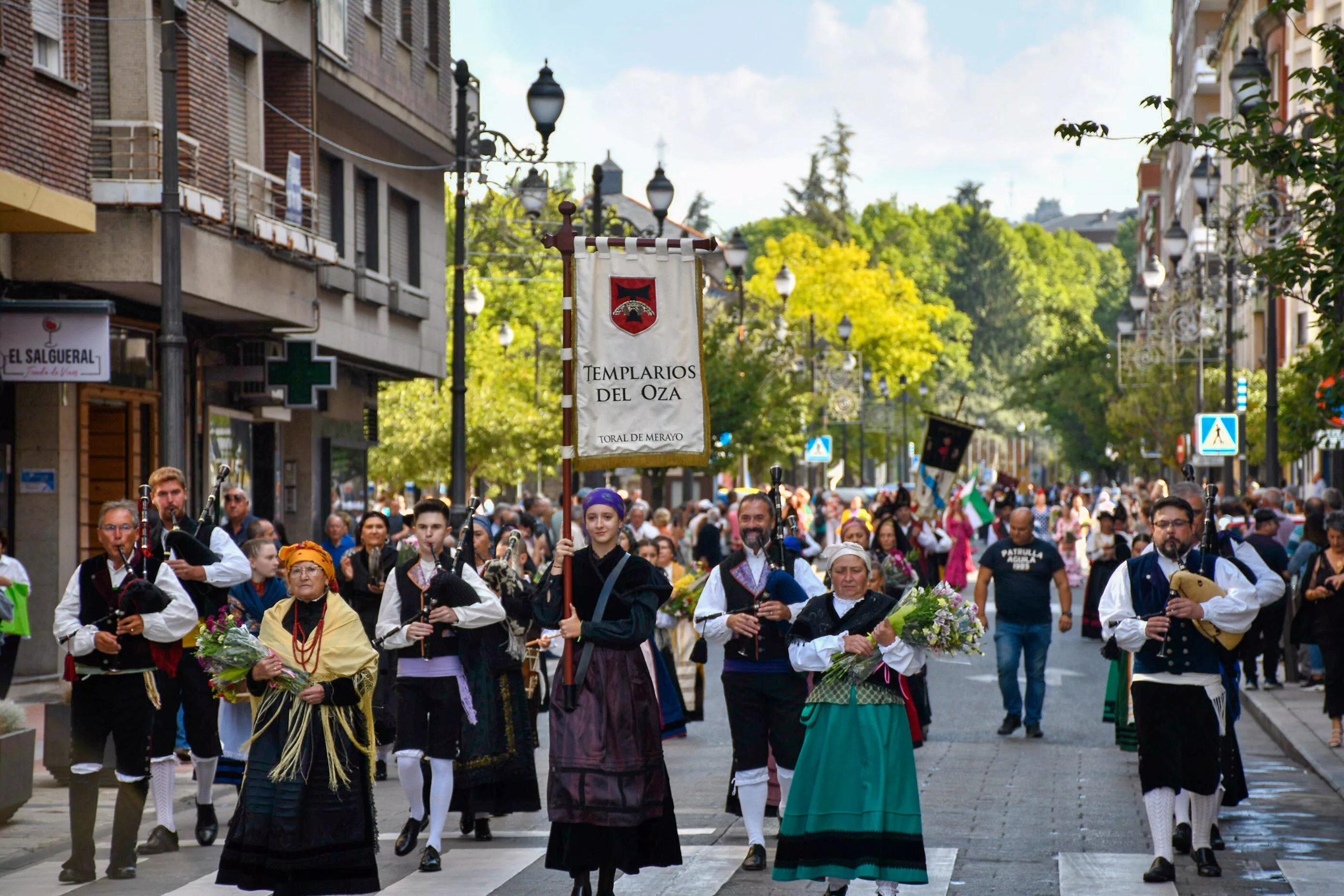 Acto institucional  y desfile tradicional en el Día del Bierzo y de La Encina