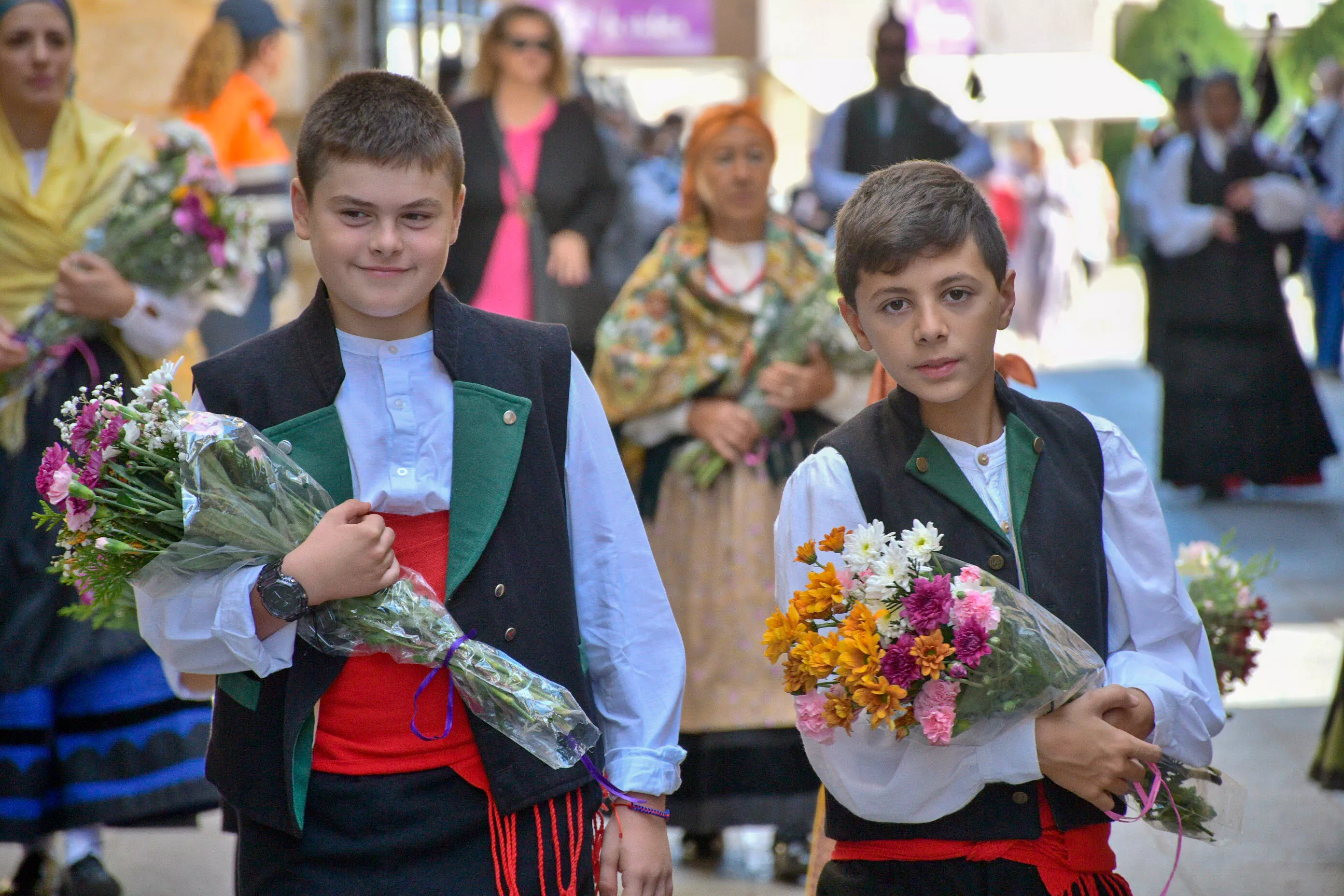 Acto institucional  y desfile tradicional en el Día del Bierzo y de La Encina