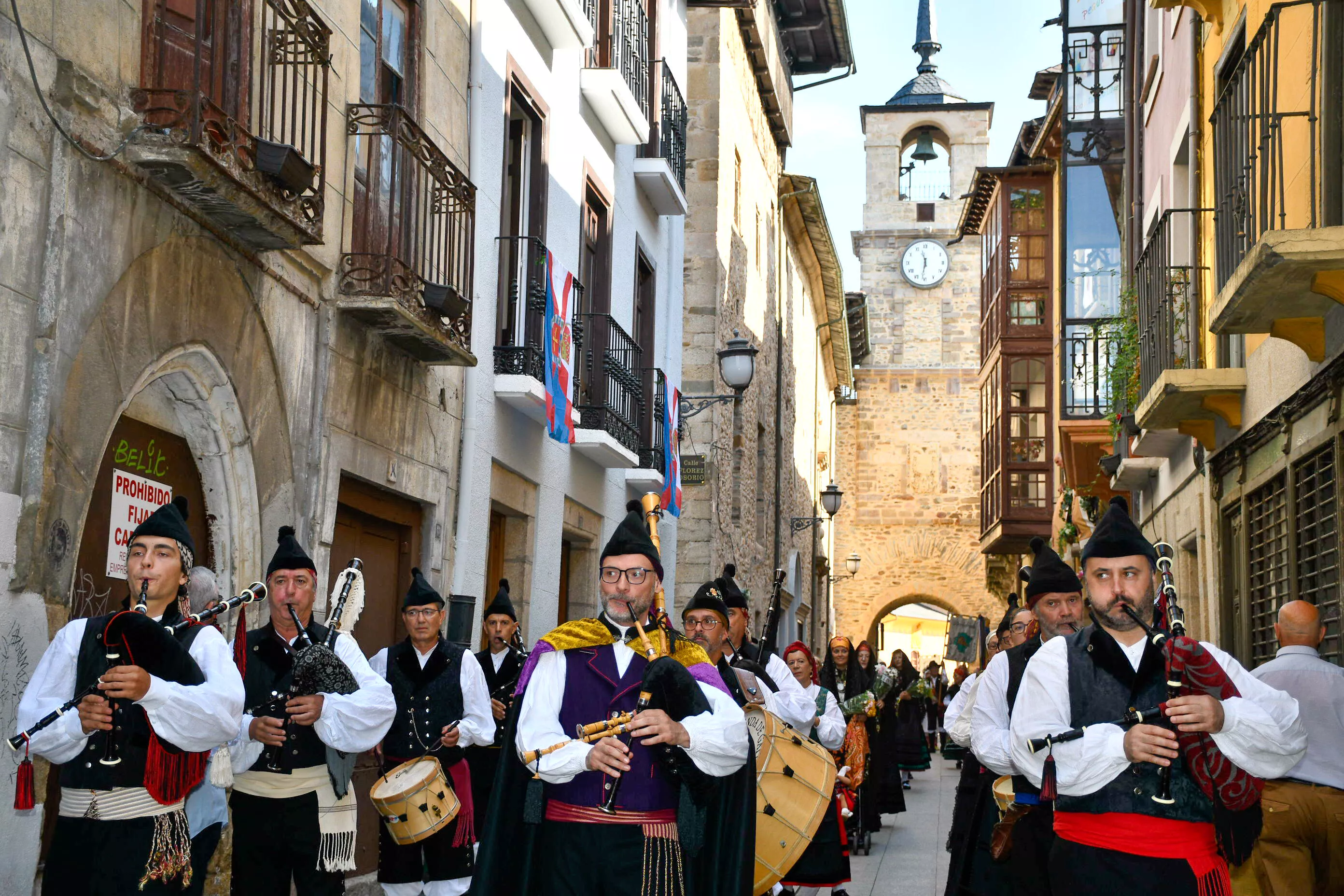 Acto institucional  y desfile tradicional en el Día del Bierzo y de La Encina