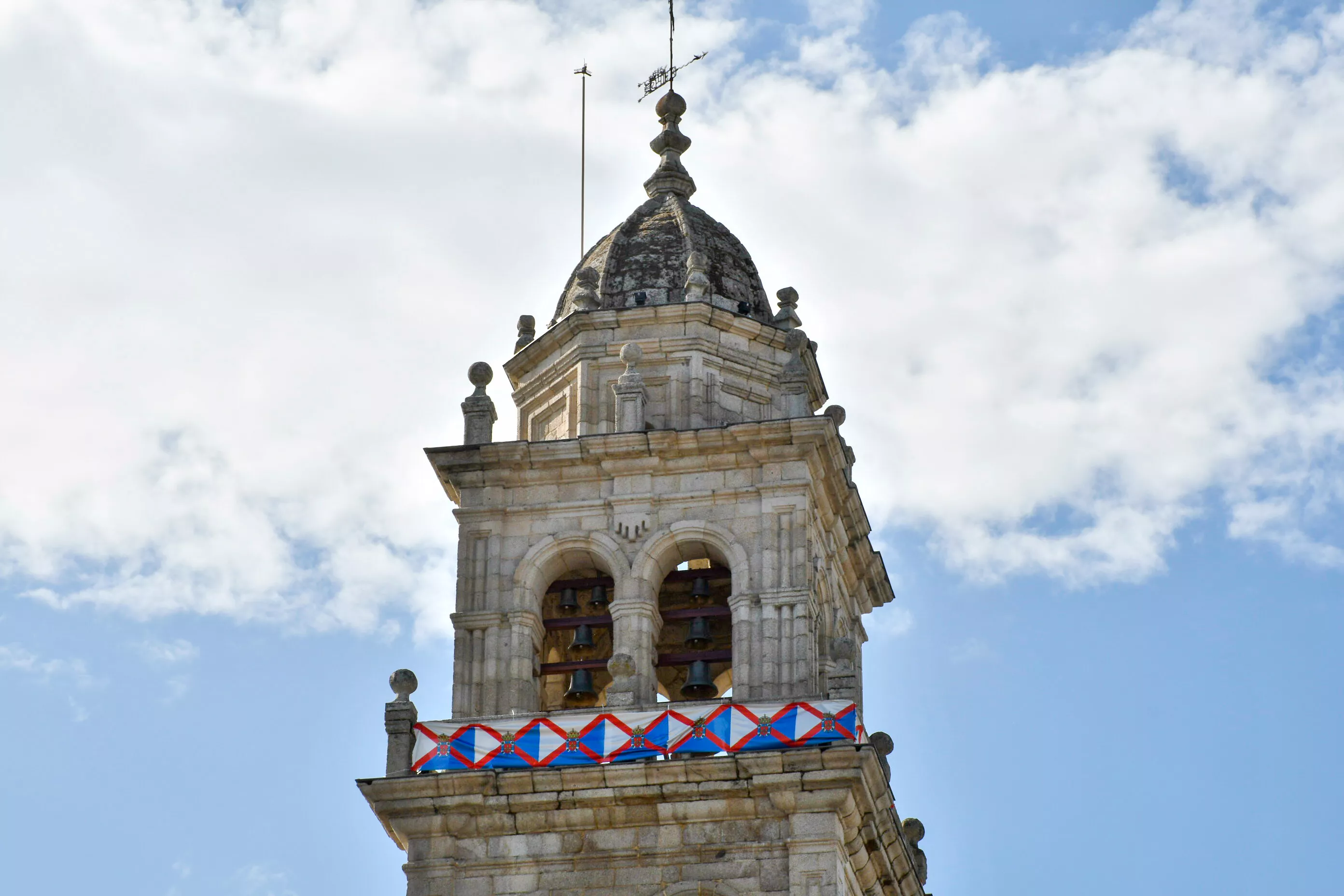 Acto institucional  y desfile tradicional en el Día del Bierzo y de La Encina