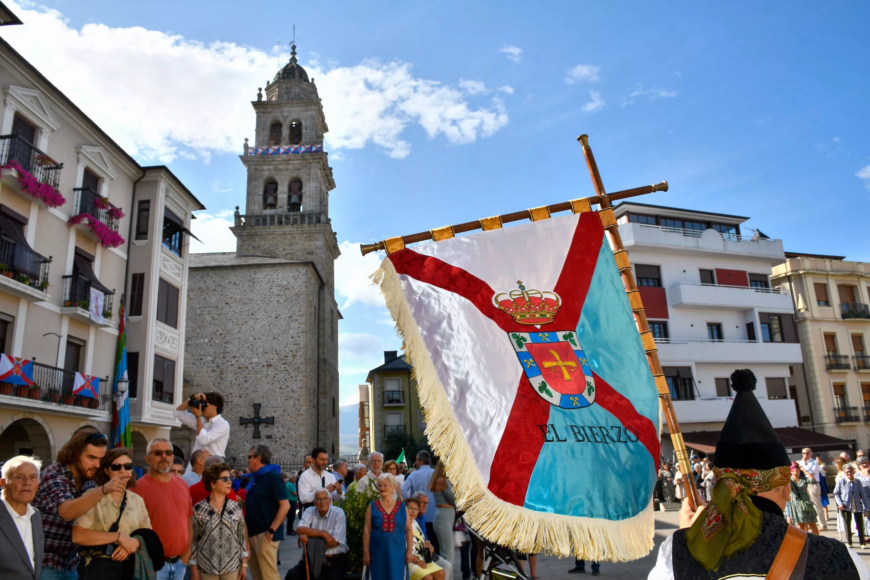 Acto institucional  y desfile tradicional en el Día del Bierzo y de La Encina