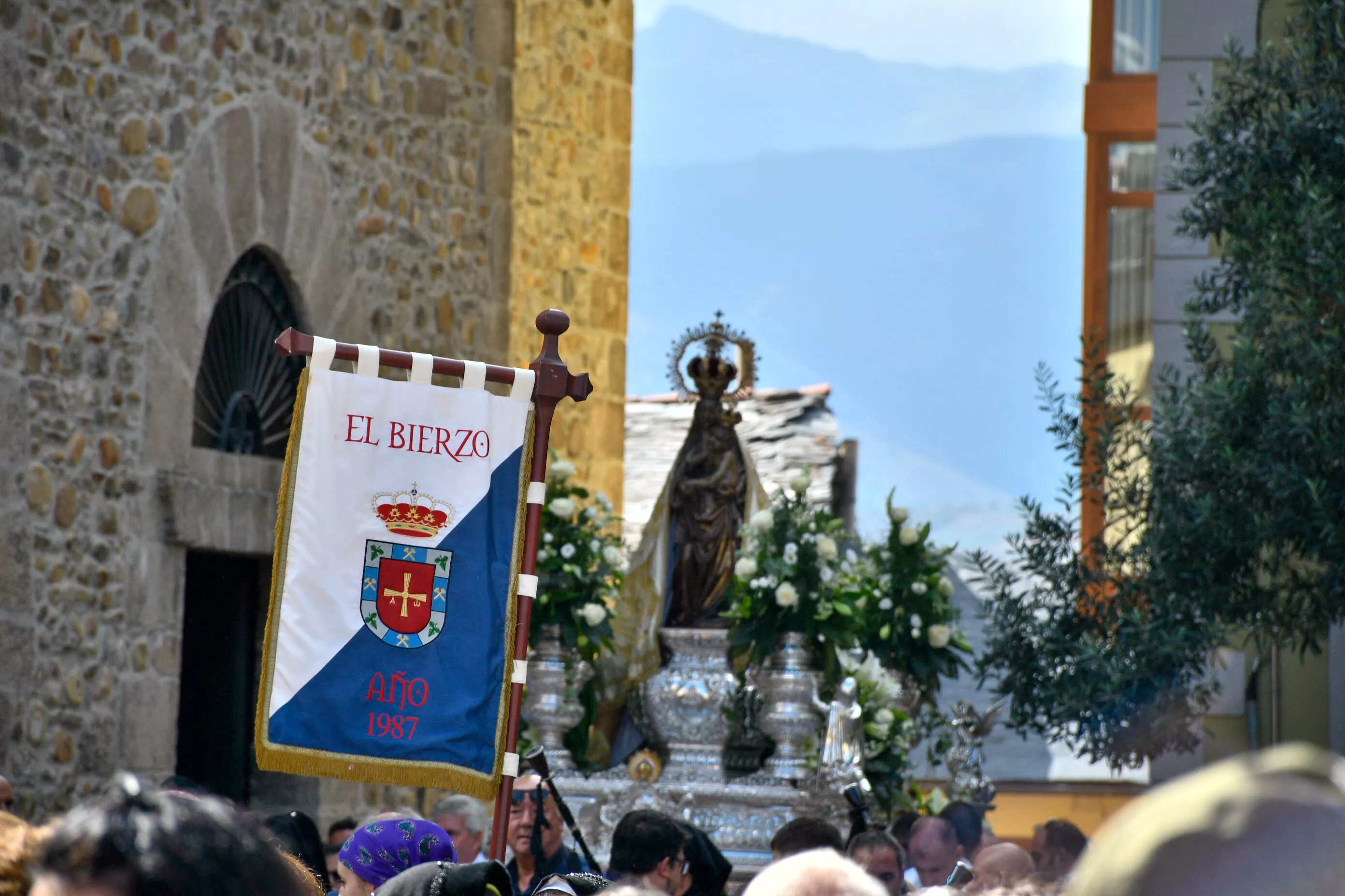 Acto institucional  y desfile tradicional en el Día del Bierzo y de La Encina