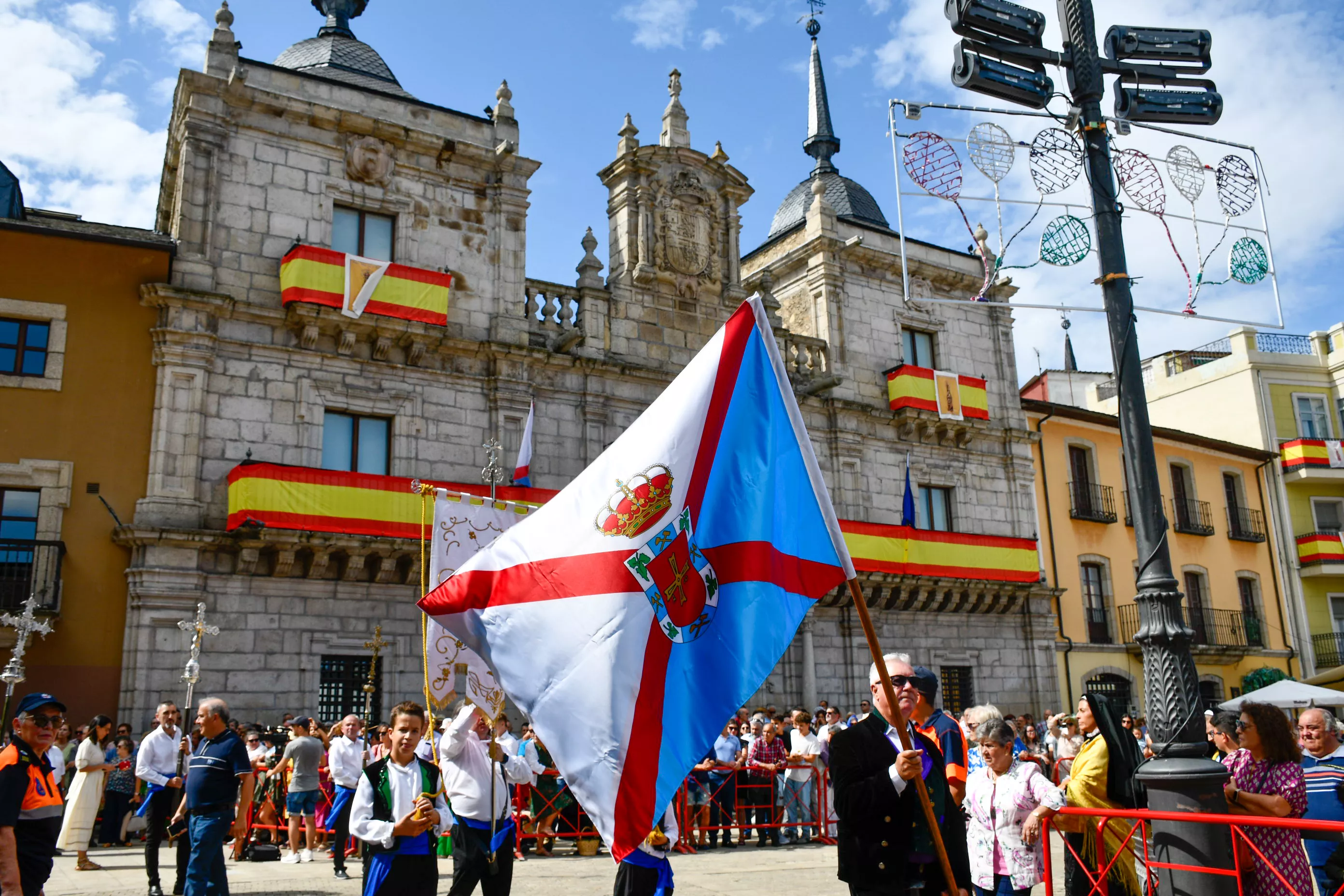Acto institucionaly desfile tradicional en el Día del Bierzo y de La Encina