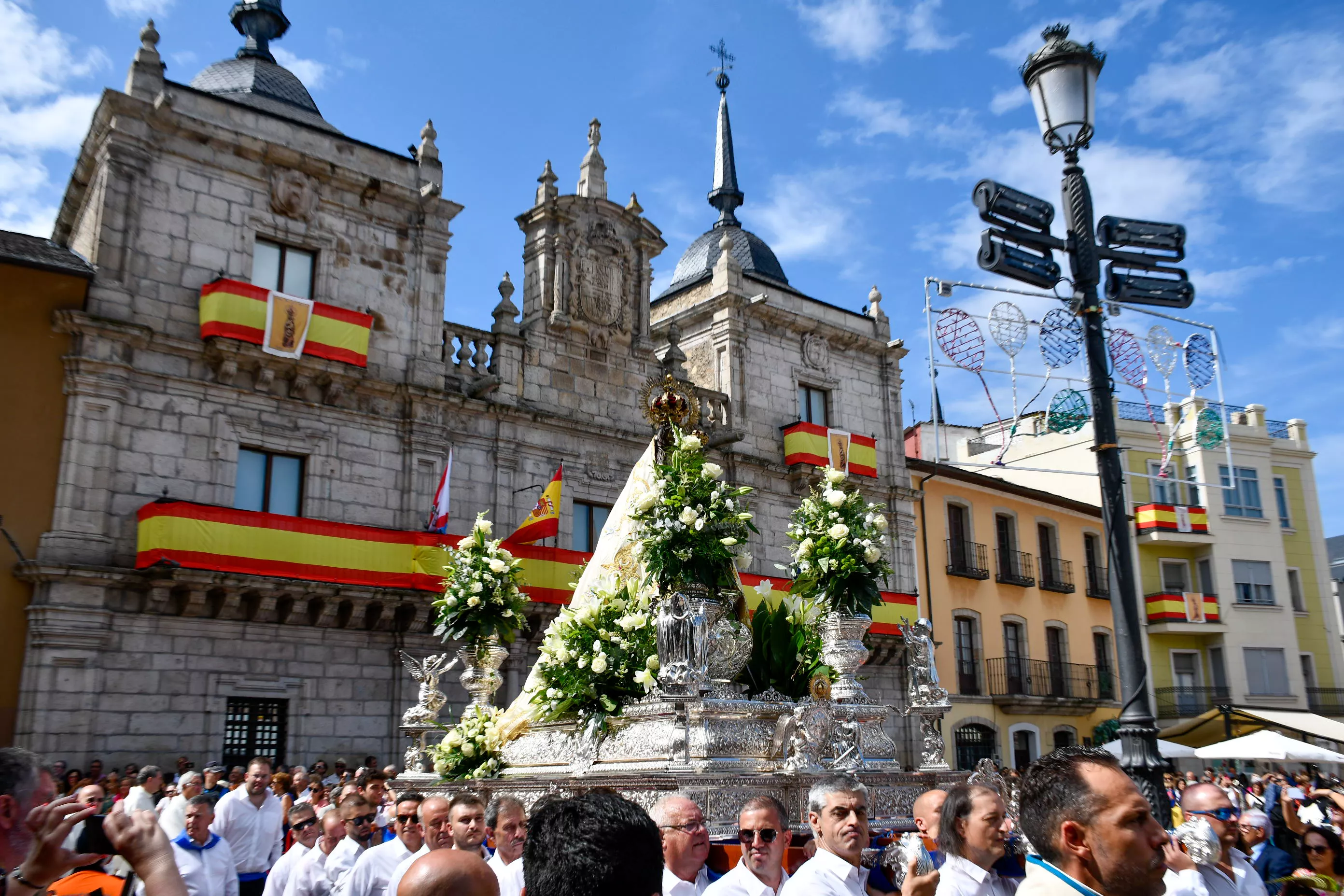 Acto institucional  y desfile tradicional en el Día del Bierzo y de La Encina