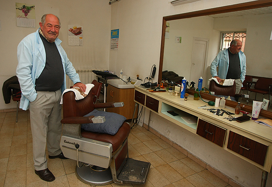 Pedro García, peluquero en la localidad minera de Torre del Bierzo (C.S)