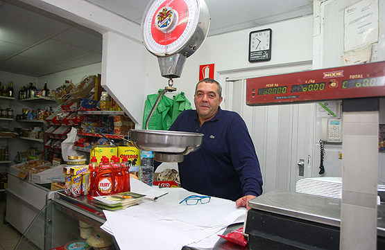 Francisco Javier Hidalgo, dueño de una tienda en la localidad minera de Torre del Bierzo (C.S) 