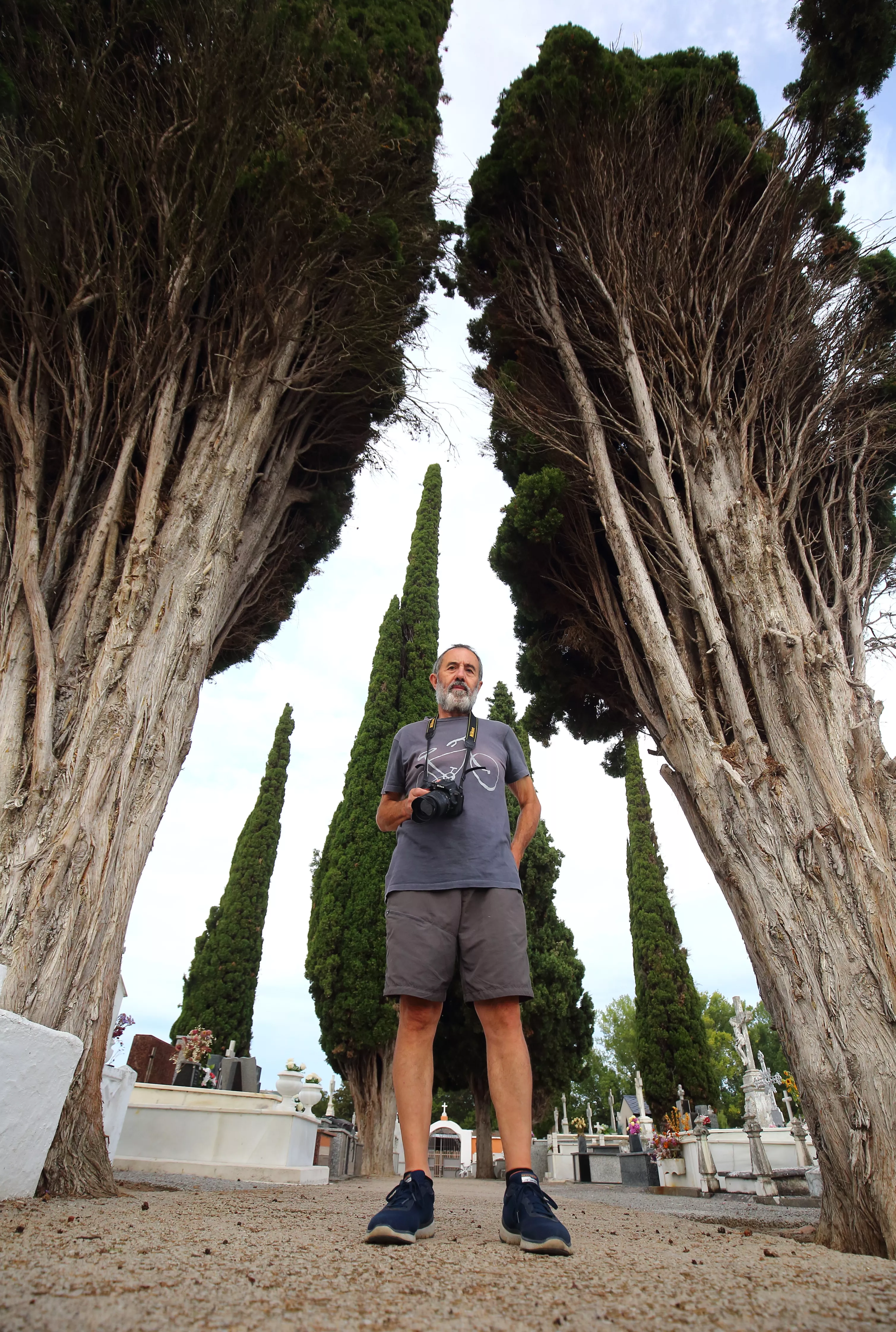 El fotógrafo cacabelense que fotografía la piel de los árboles del Bierzo