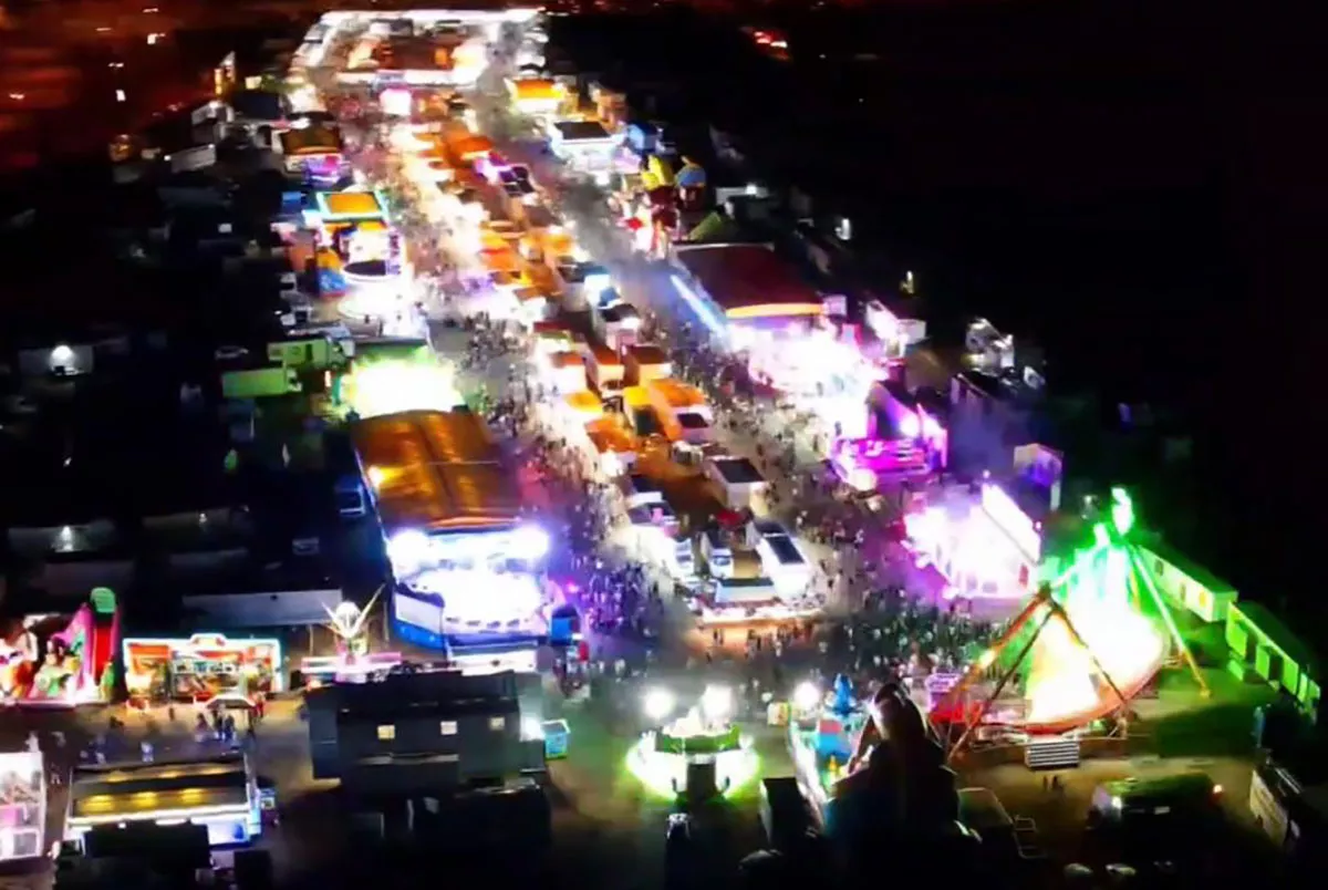 El espectacular vídeo del colorido Recinto Ferial a vista de dron durante la noche