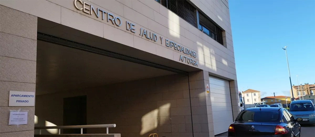  Trasladado al centro de salud de Astorga tras una colisión entre dos motos en la A-6 en Combarros