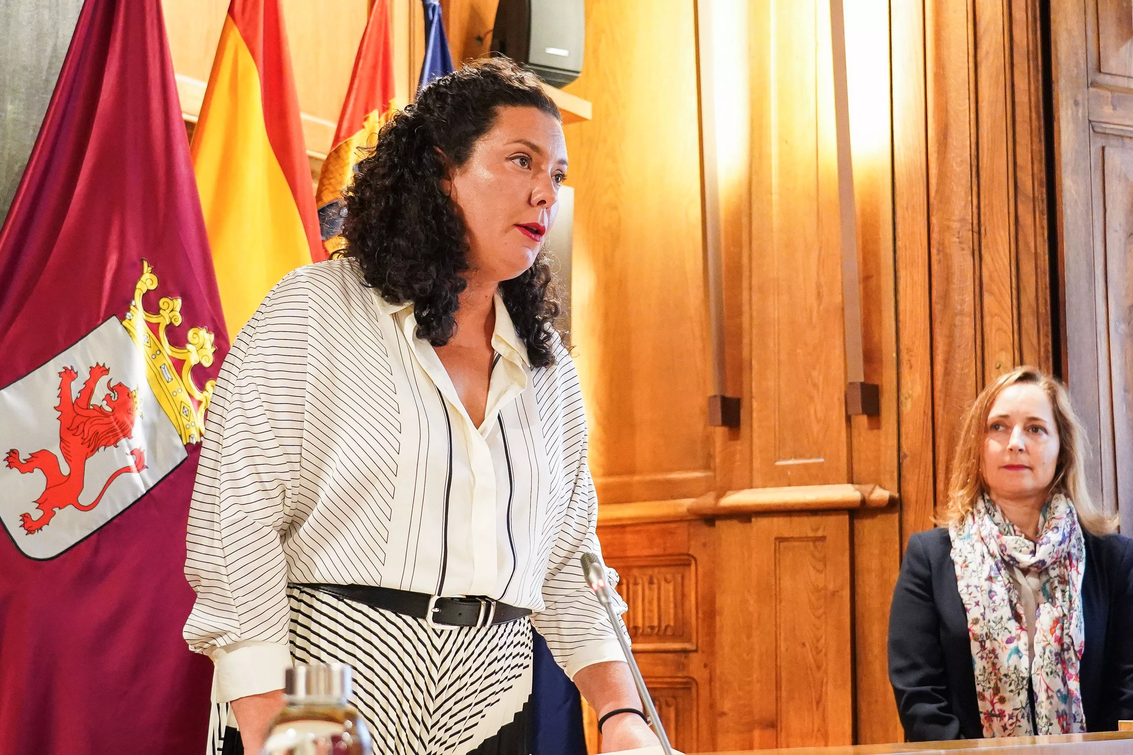 Irene González, alcaldesa de Cacabelos, jurando el cargo como diputada provincial por el PSOE