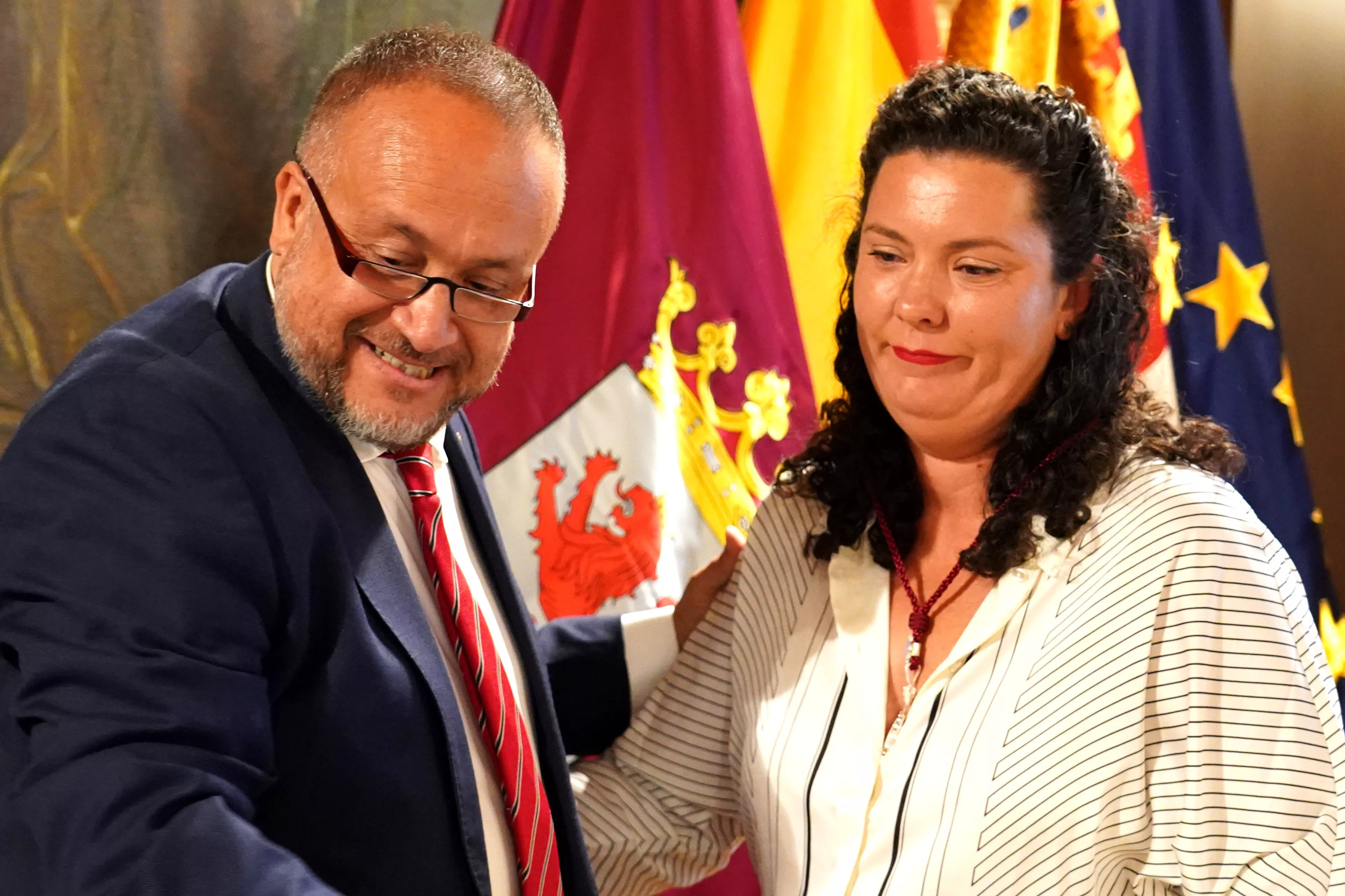 Gerardo Álvarez Courel felicita a Irene González tras ser nombrada diputada provincial