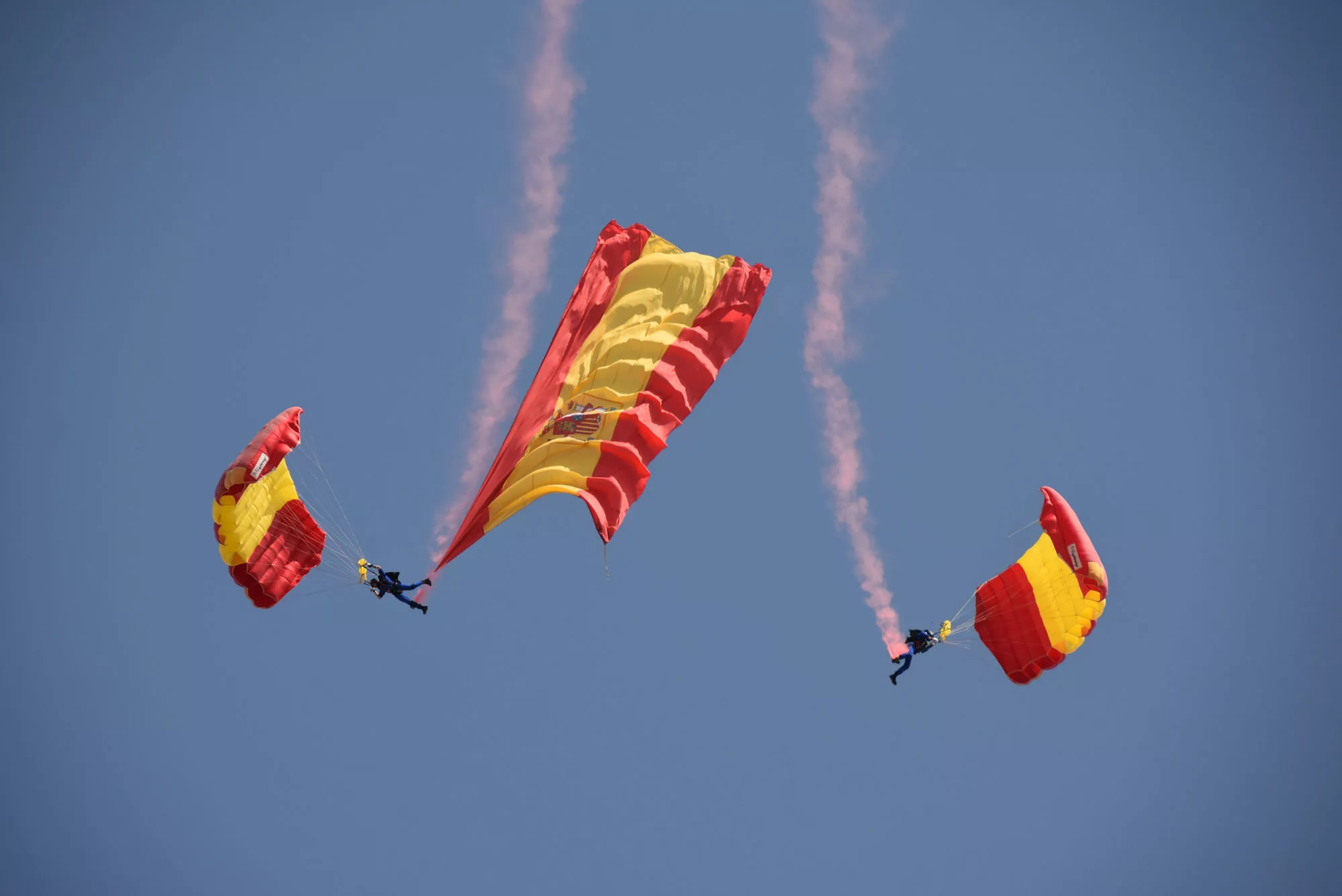 PAPEA. Ejército del Aire. ICAL. Varios integrantes de la Patrulla Acrobática de Paracaidismo del Ejército del Aire durante una exhibición