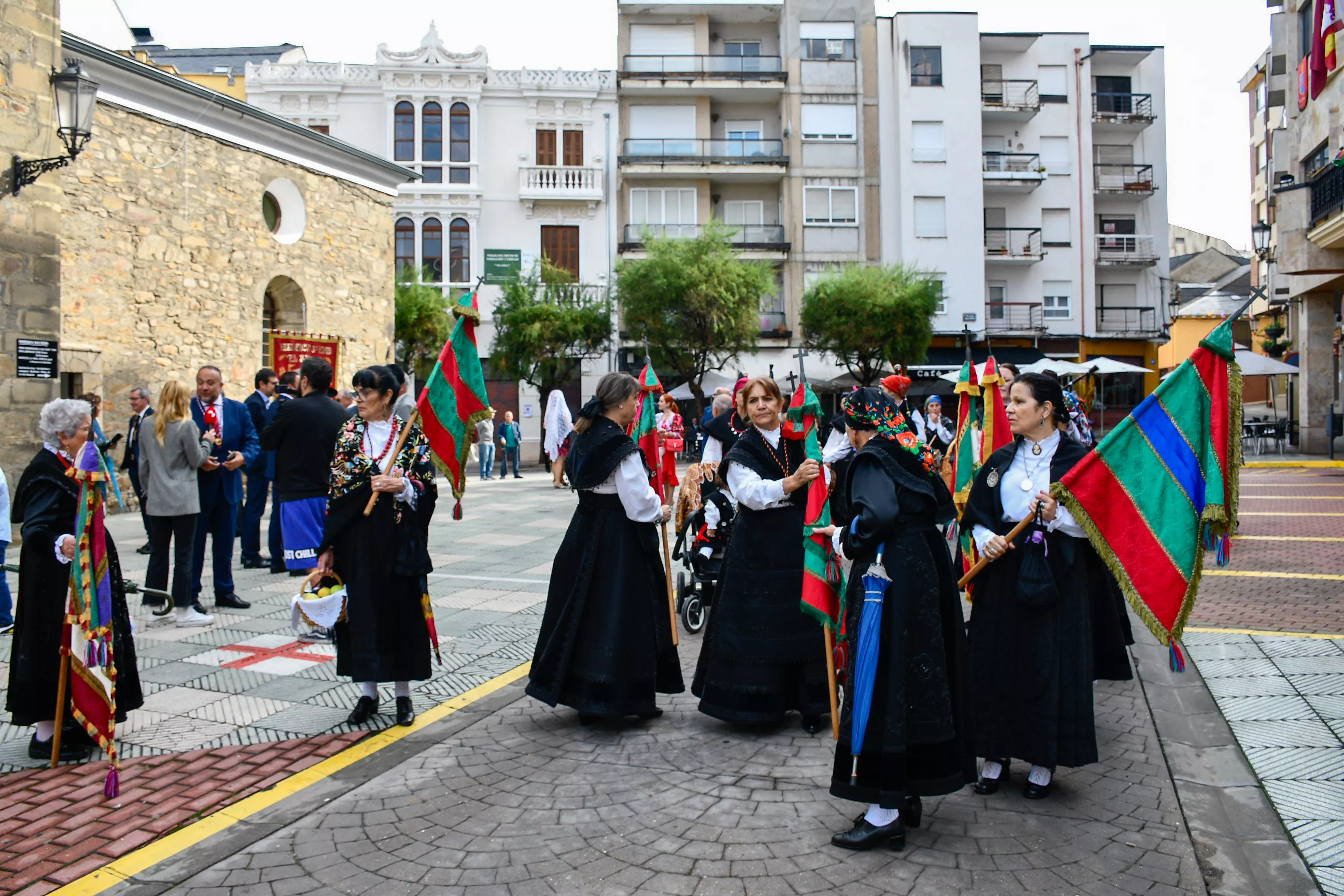  Tradicional procesión y comitiva de autoridades en el día del Cristín de Bembibre  (1)
