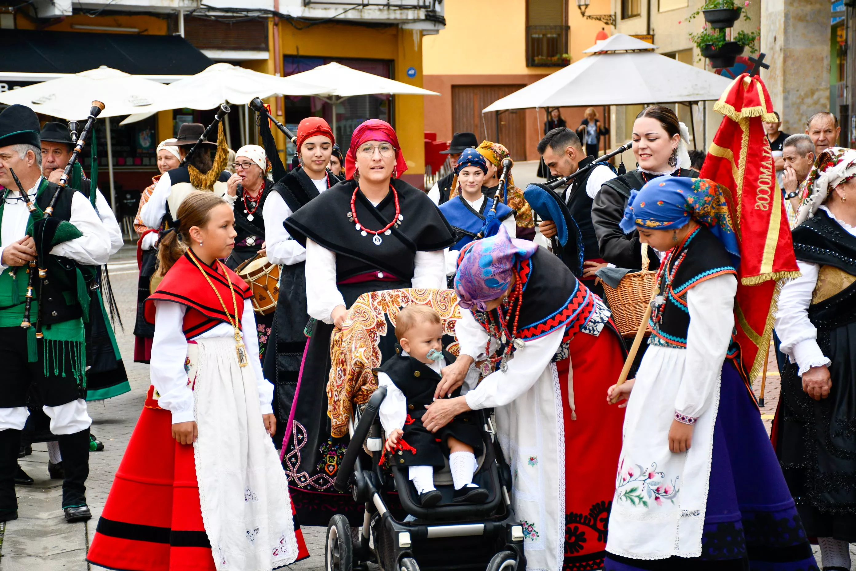  Tradicional procesión y comitiva de autoridades en el día del Cristín de Bembibre  (2)