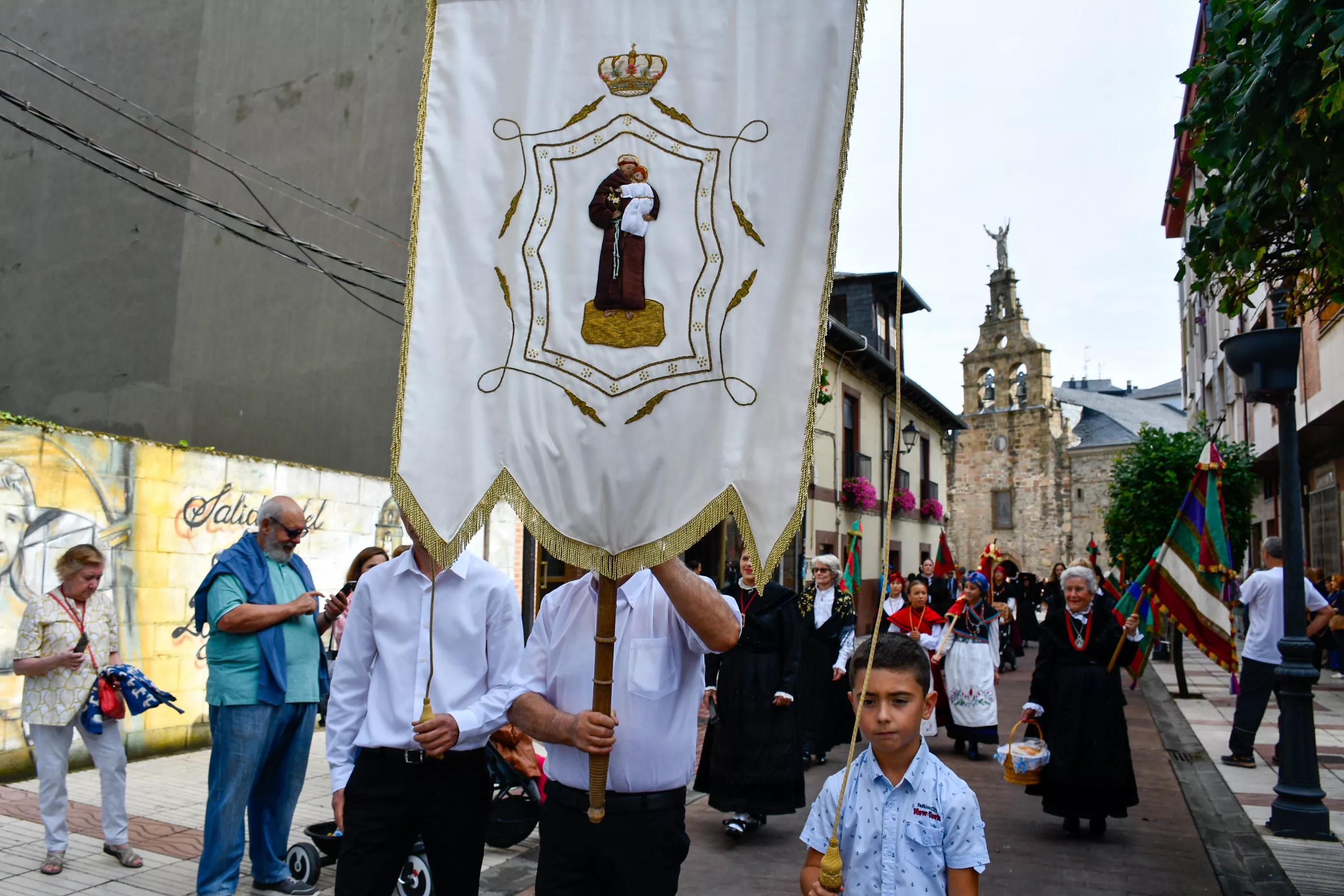  Tradicional procesión y comitiva de autoridades en el día del Cristín de Bembibre  (8)