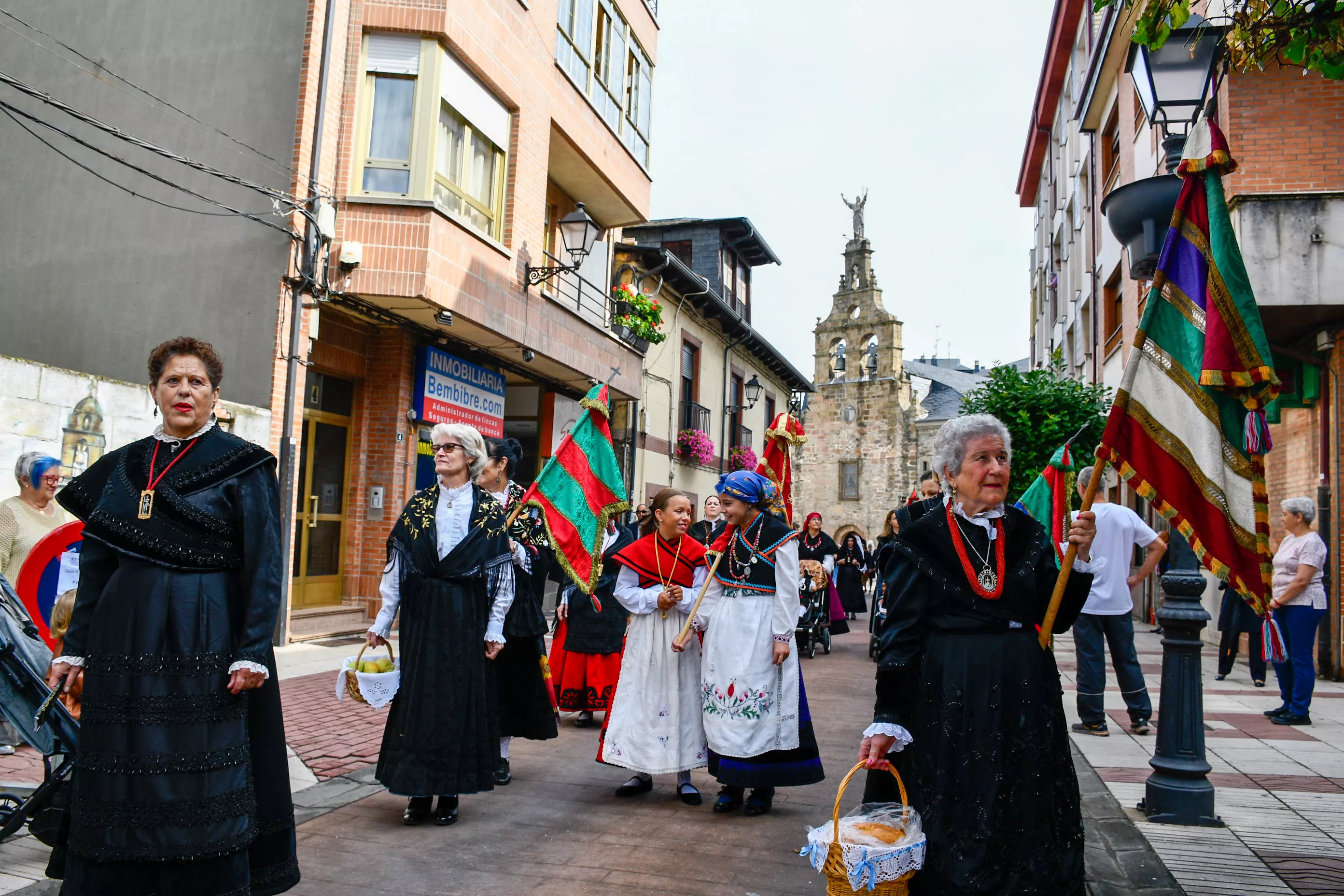  Tradicional procesión y comitiva de autoridades en el día del Cristín de Bembibre  (40)
