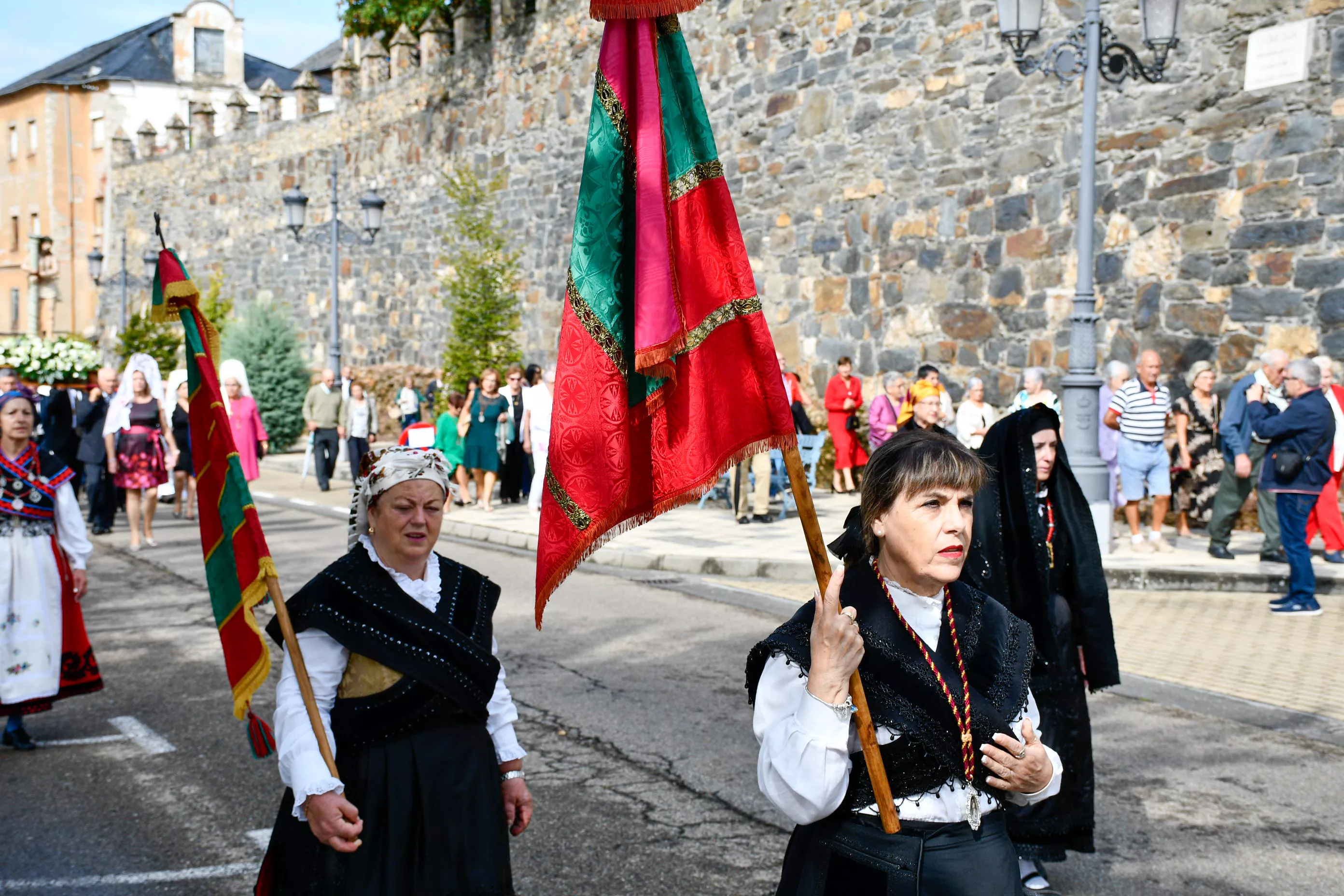  Tradicional procesión y comitiva de autoridades en el día del Cristín de Bembibre  (55)