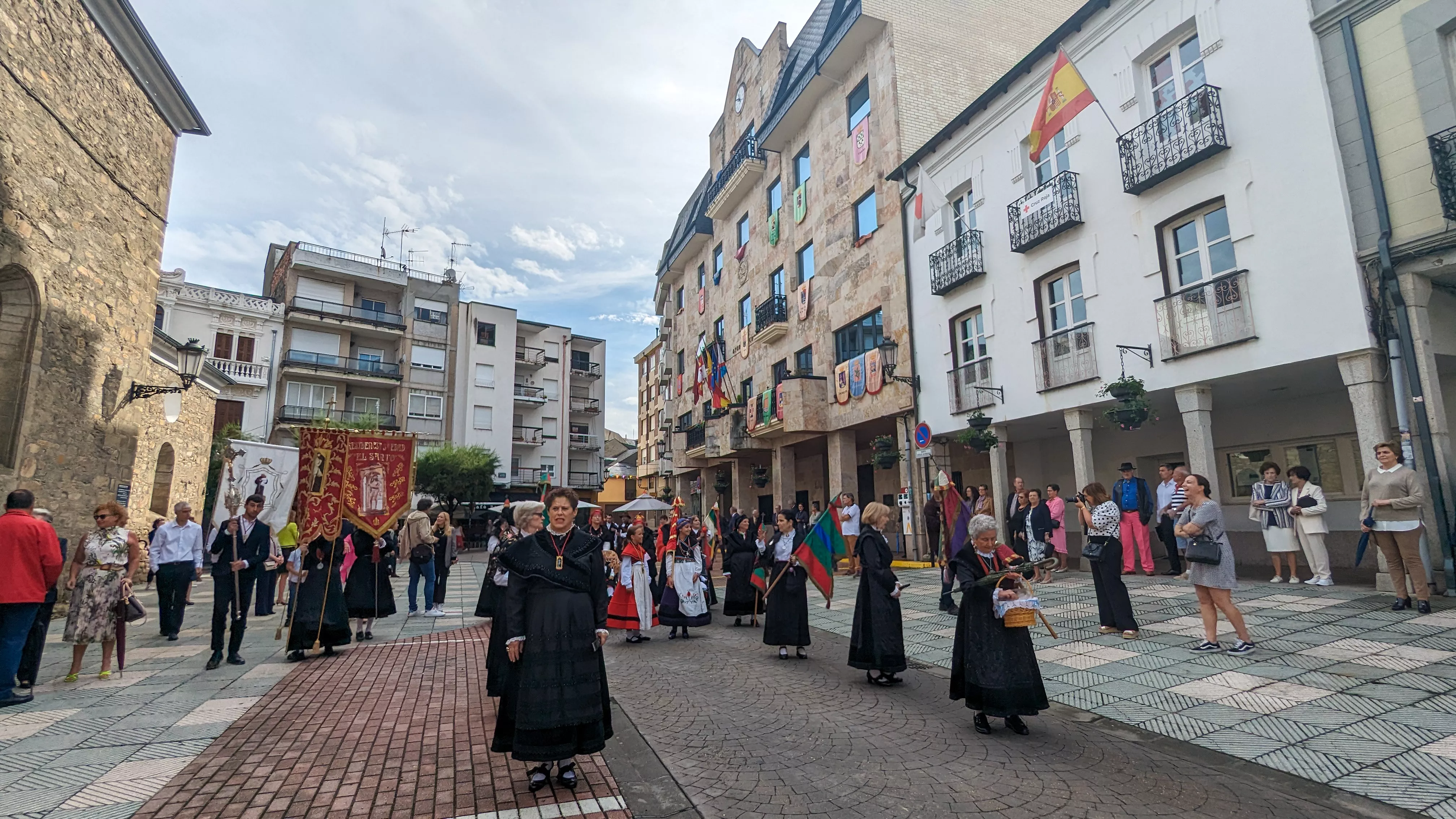  Tradicional procesión y comitiva de autoridades en el día del Cristín de Bembibre  (71)