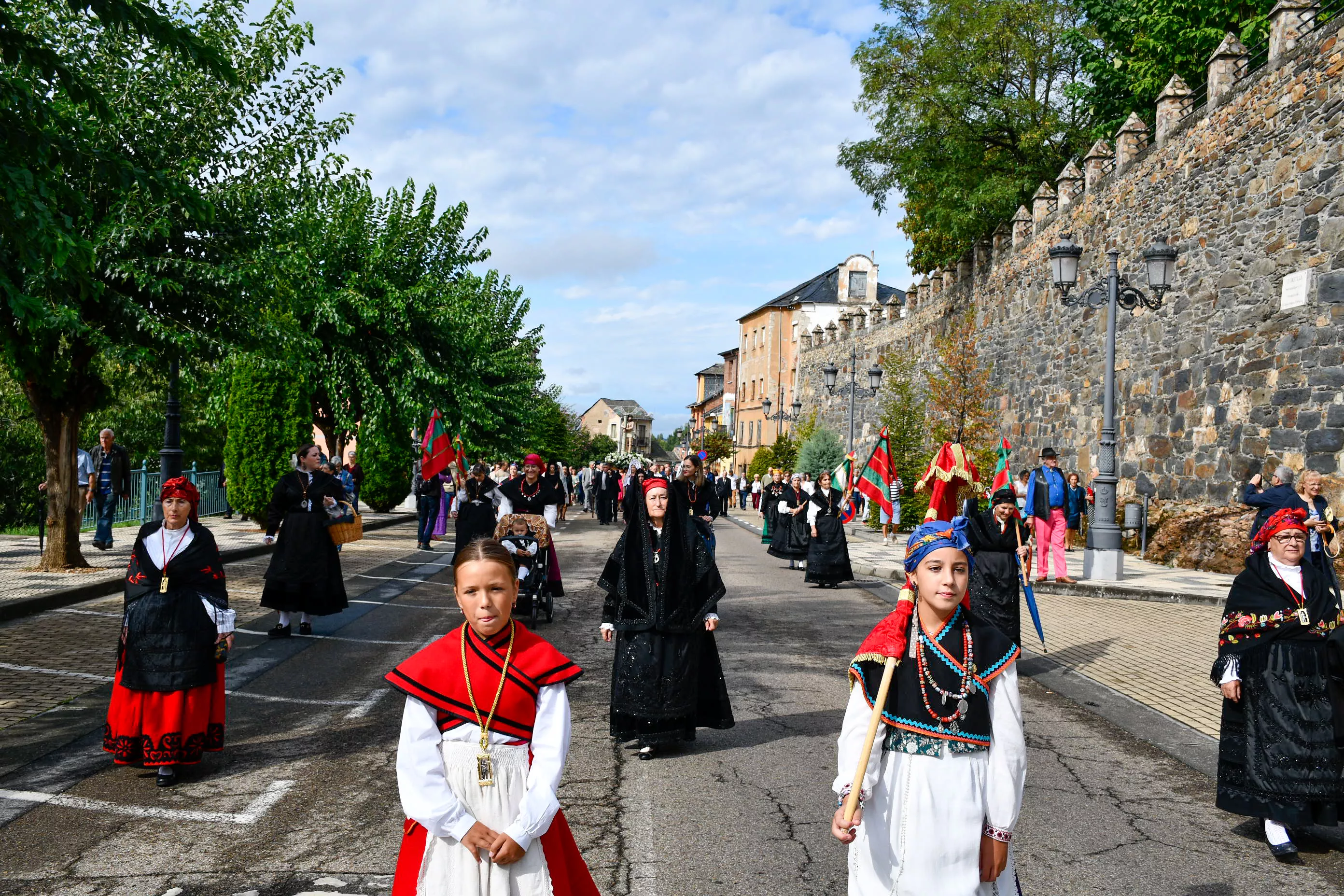  Tradicional procesión y comitiva de autoridades en el día del Cristín de Bembibre  (89)