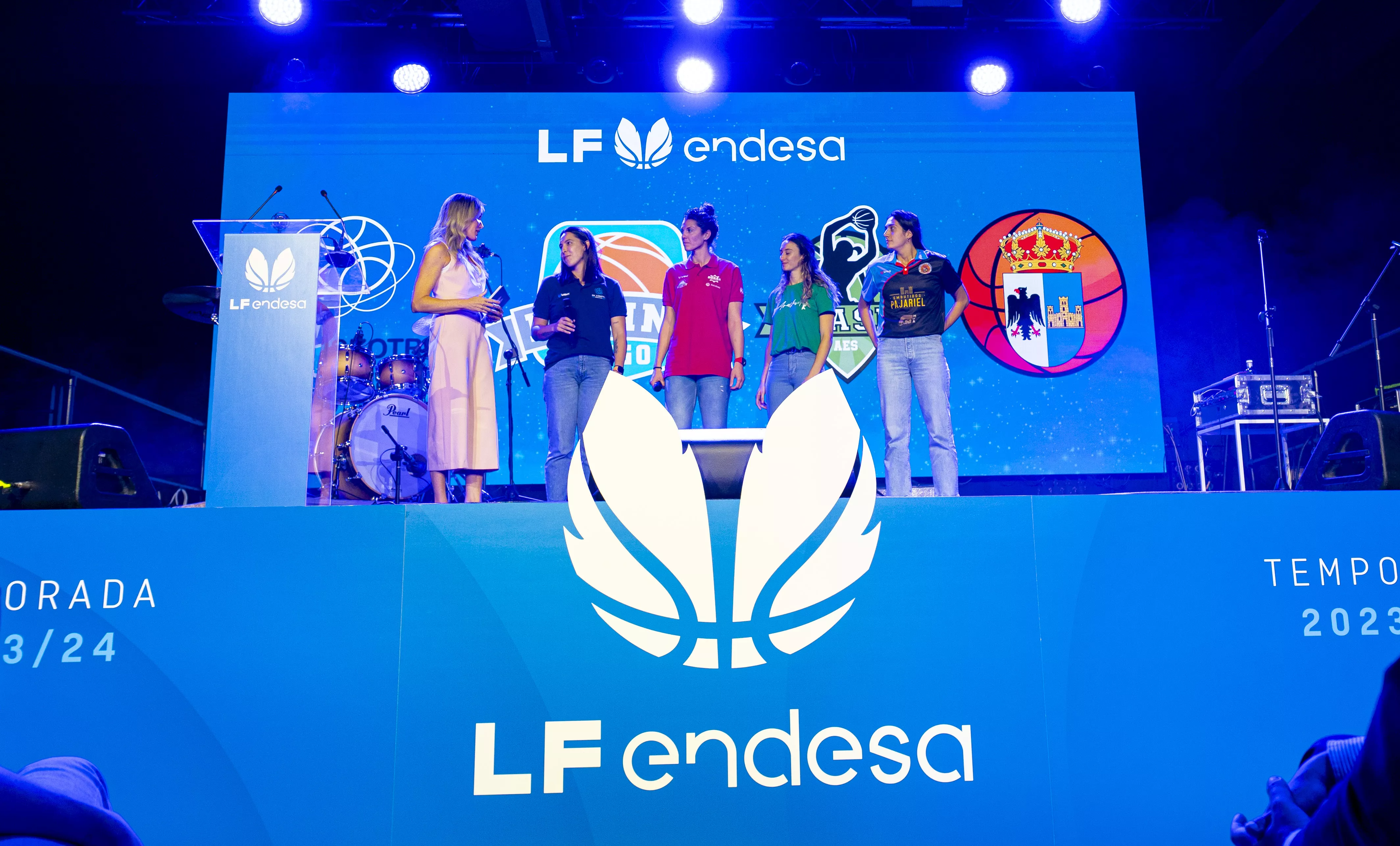 La capitana del Baloncesto Embutidos Pajariel Bembibre presente en la inauguración de la nueva Liga Femenina Endesa (2)