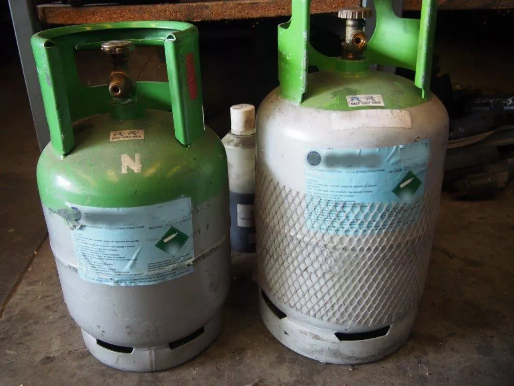 Bombonas de almacenaje donde deben ser almacenados los gases de los circuitos de aire acondicionado de los vehículos destinados a desguace