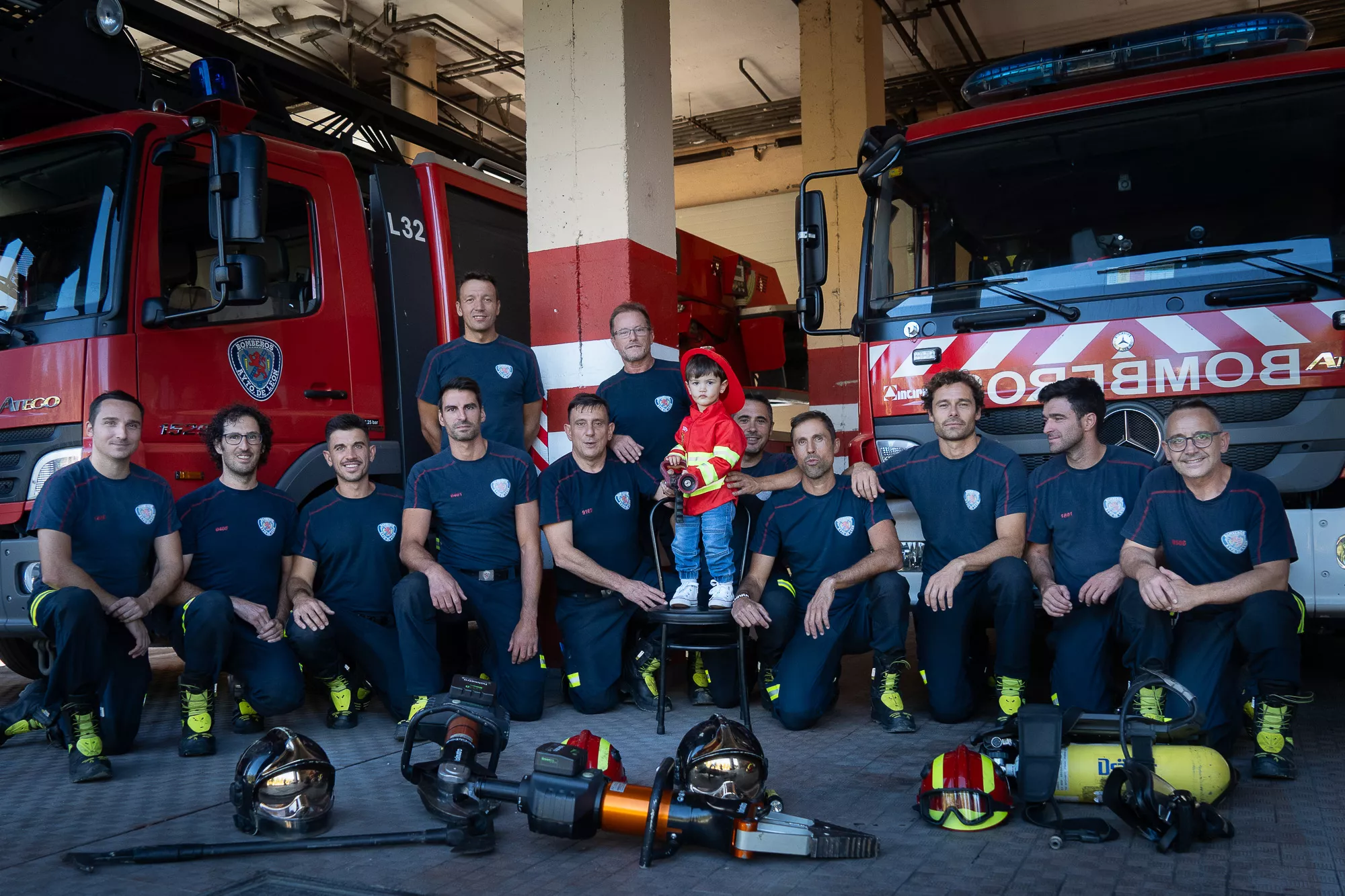 Darío, mini bombero de La Pola (6)