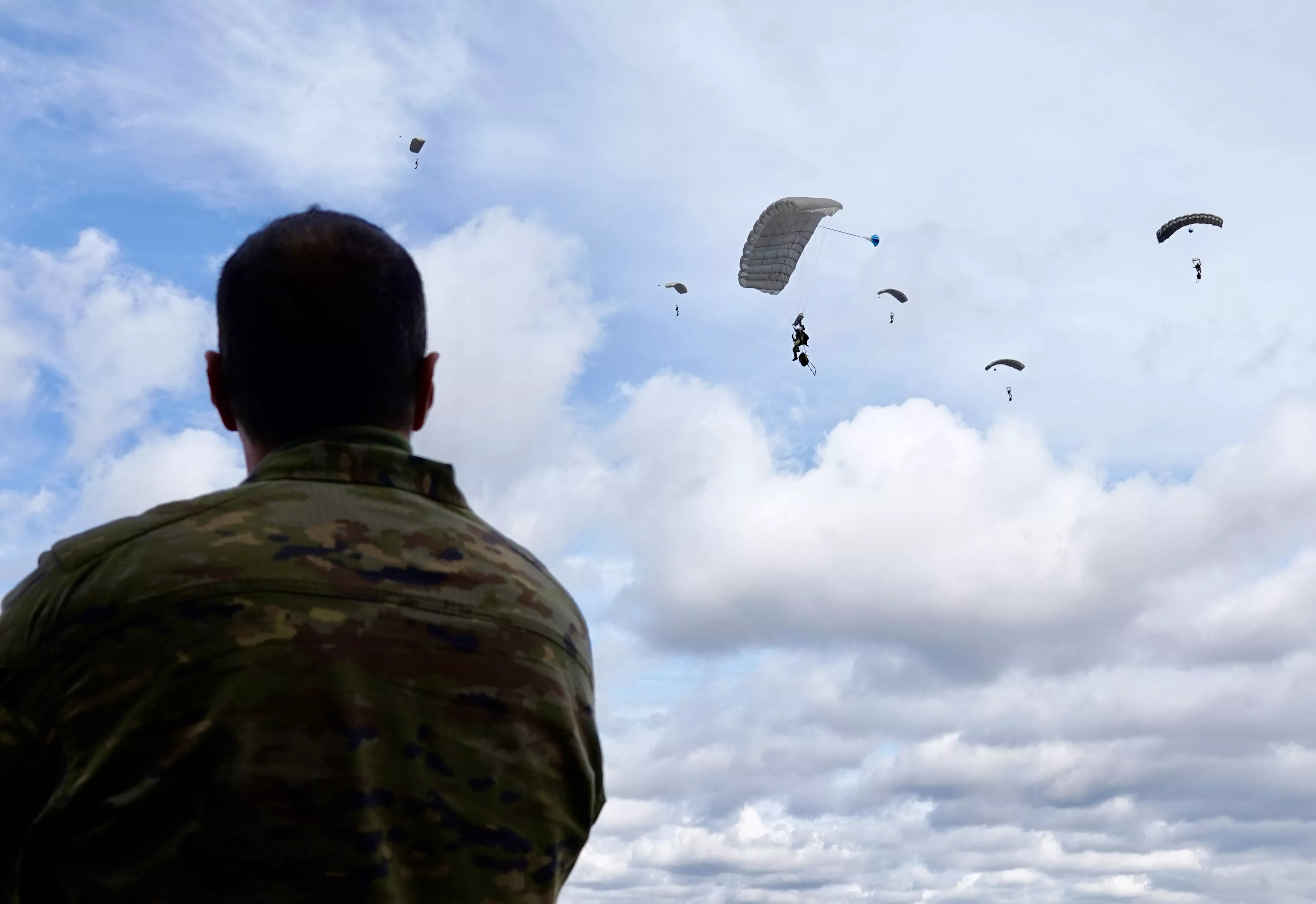 Más de 170 paracaidistas de diferentes ejércitos internacionales