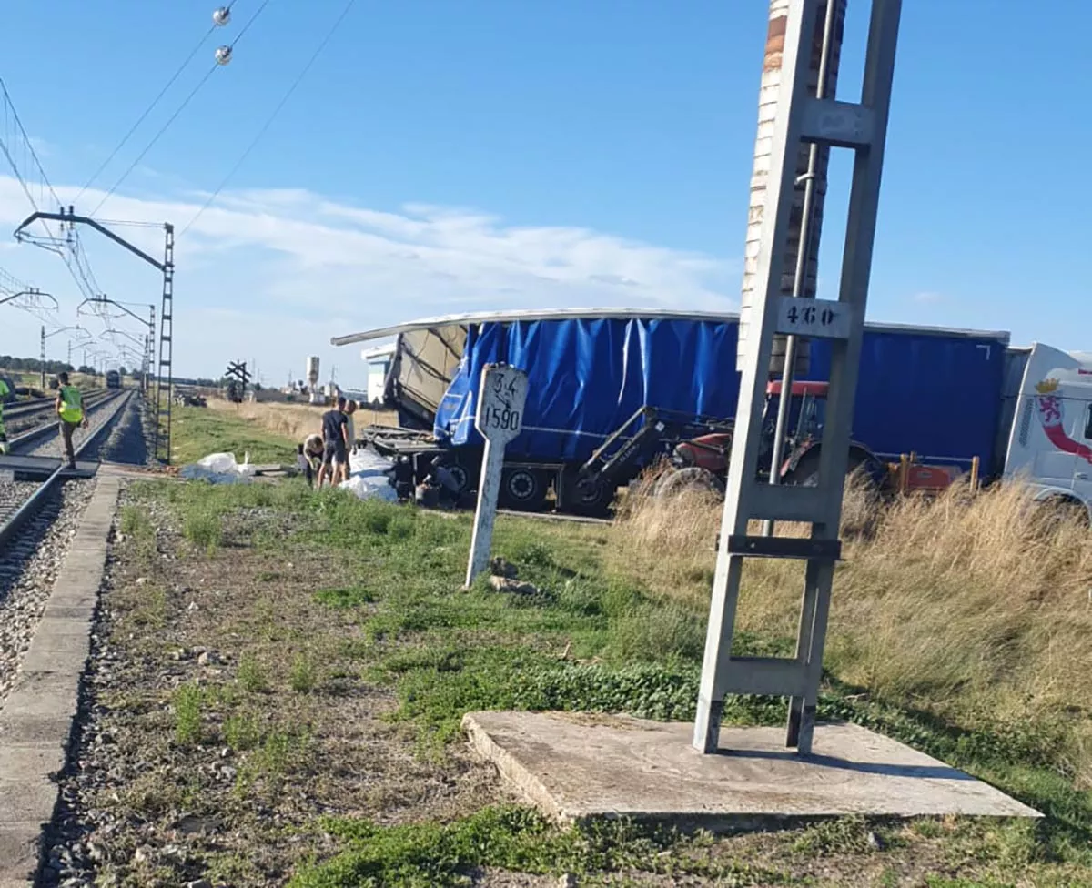 Un tren arrolla un camión en un paso a nivel en Orbita (Ávila)