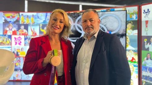 El alcalde de Camponaraya acompaña a Lydia Valentín en su despedida