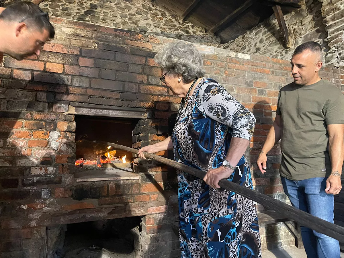 Toral de Merayo recupera su horno comunal para "amasar de nuevo la tradición hacia las nuevas generaciones"
