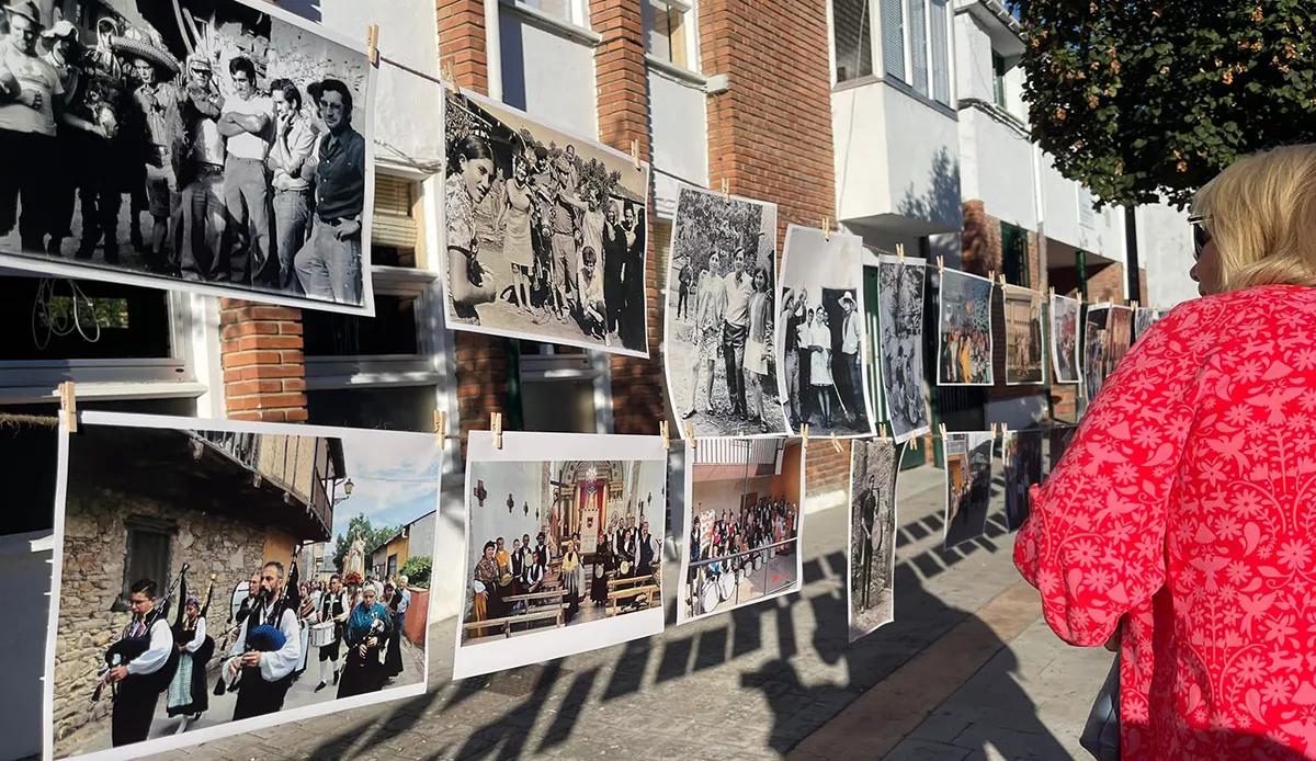 Toral de Merayo cuelga en la plaza un archivo histórico de fotos de sus fiestas desde el blanco y negro hasta hoy