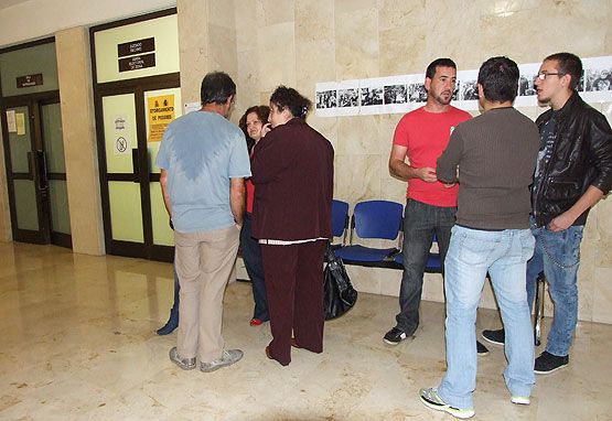 Miembros de la plataforma Stop Desahucios minutos antes de reunirse con el Juez Decano