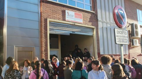 Concentración de padres y alumnos del IES San Andrés frente a la Dirección Provincial de Educación de León Concentración de padres y alumnos del IES San Andrés frente a la Dirección Provincial de Educación de León